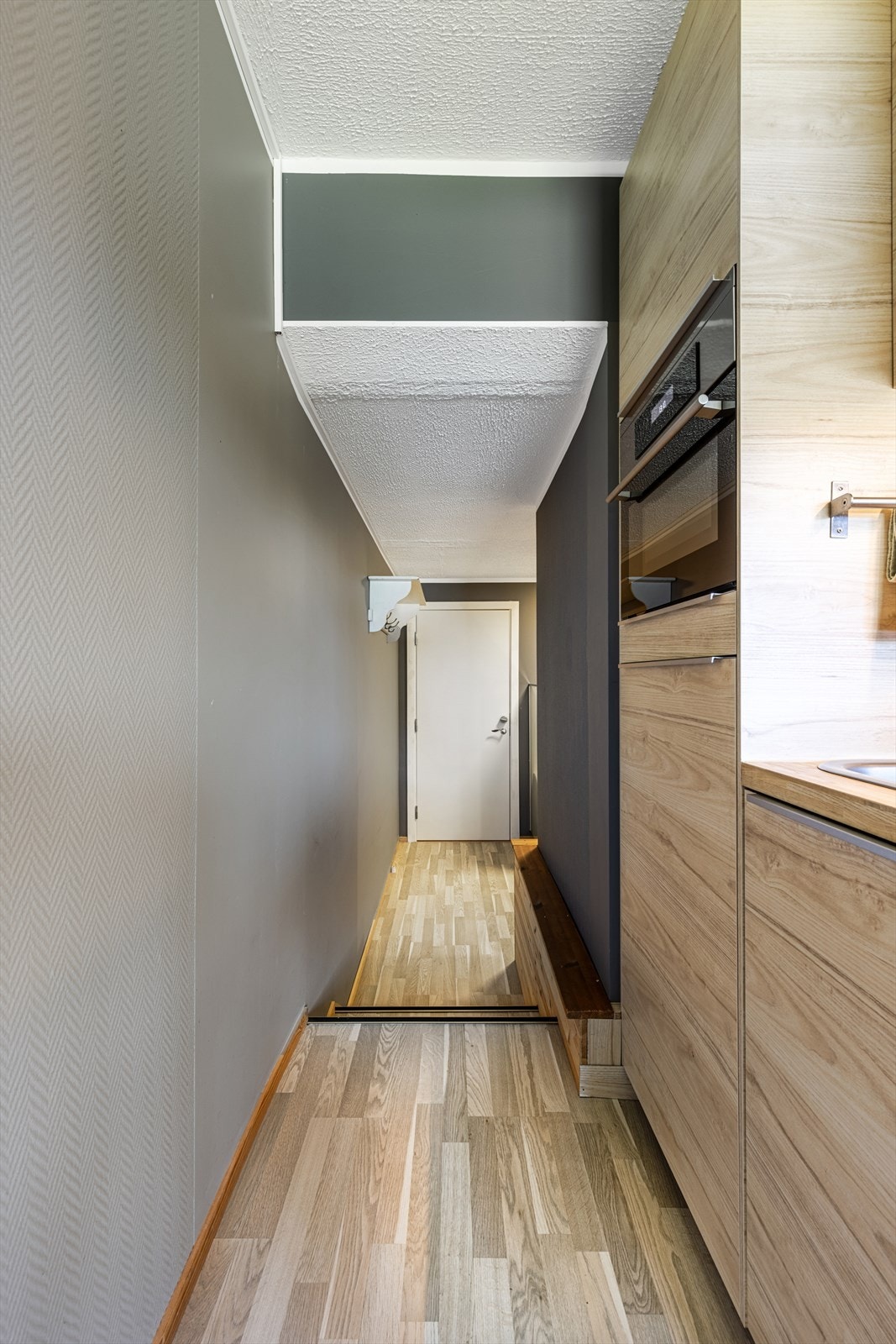 Kjøkkendel og gang mot sovealkove Galleribilde