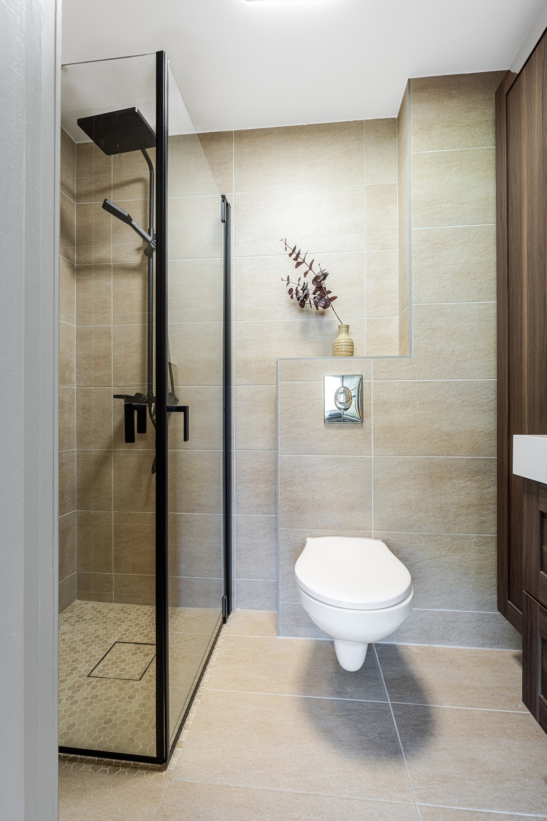 Lekkert flislagt baderom. Galleribilde