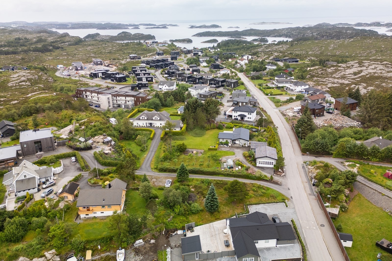 Med enkel adkomst og gode solforhold ligger alt til rette for din boligdrøm i trygge og naturnære omgivelser Galleribilde