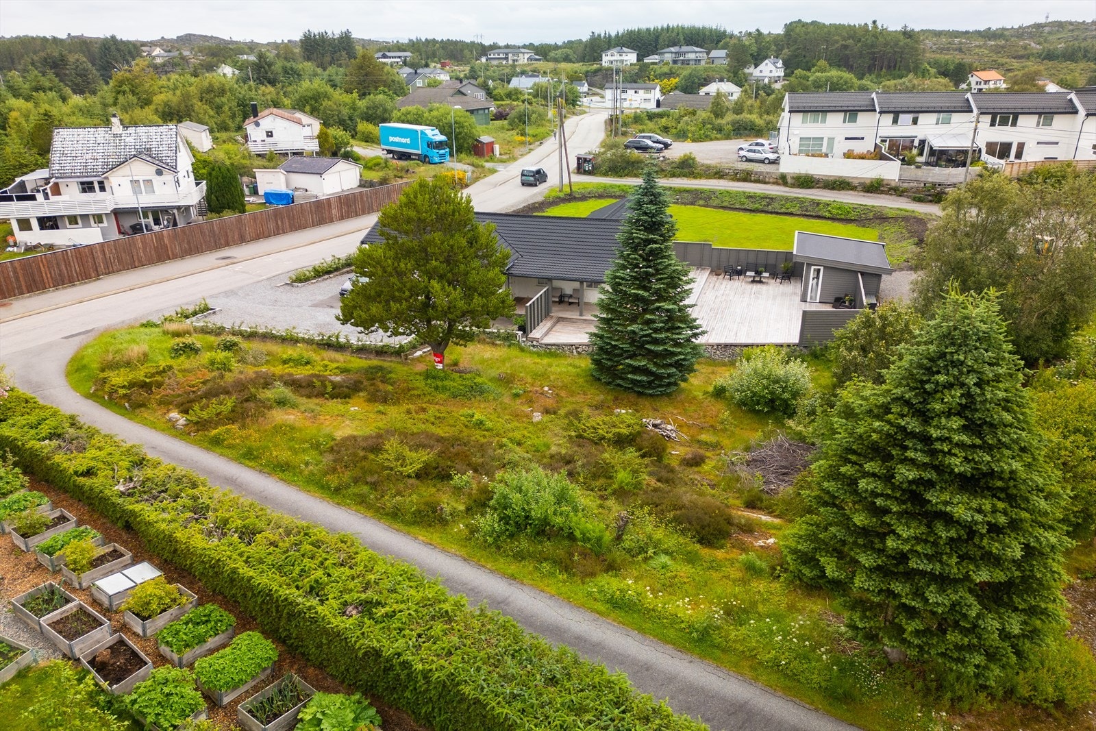 Tomten ligger i et etablert og trivelig nabolag Galleribilde
