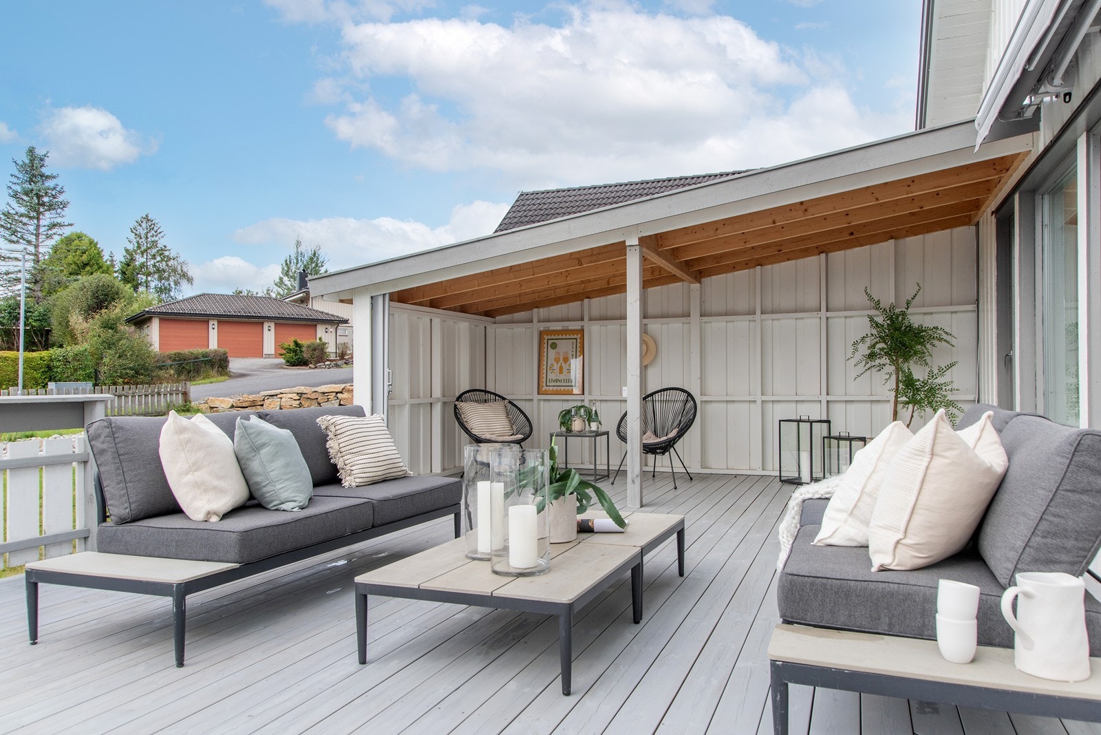 Terrassen på 58 kvm er skjermet og solrik. Her er det god plass til å innrede i ulike soner. Galleribilde