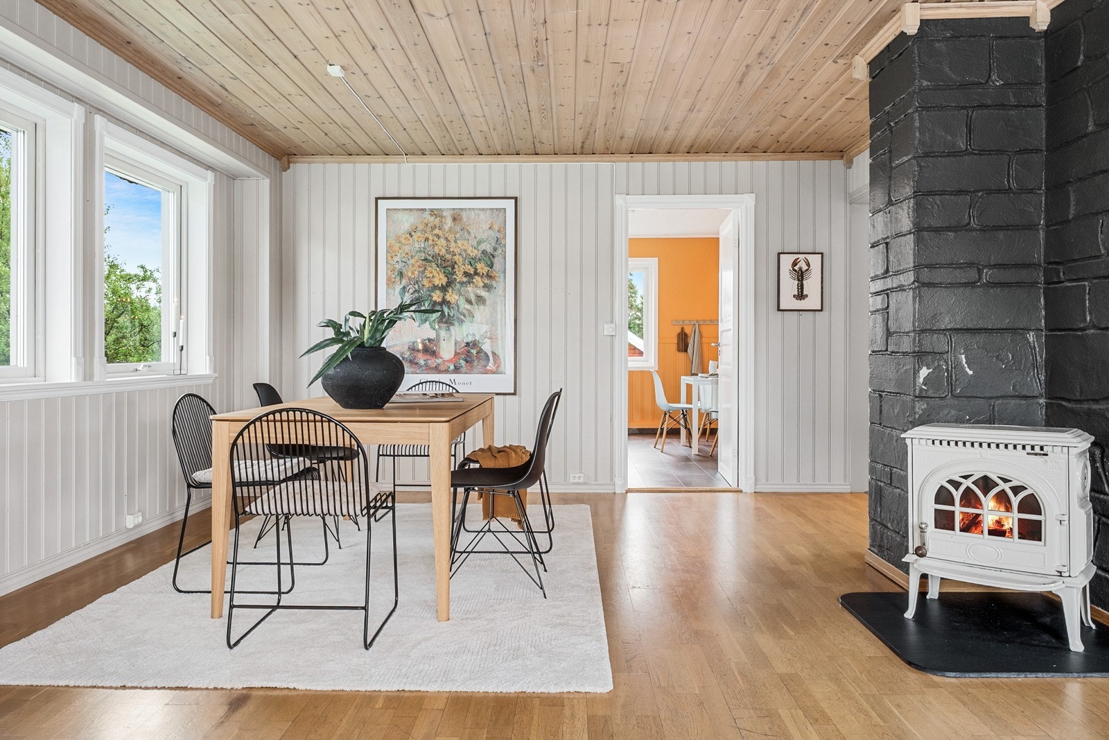 I stuen finner du både peisovn og varmepumpe fra 2022, som fikk service i 2025. Galleribilde