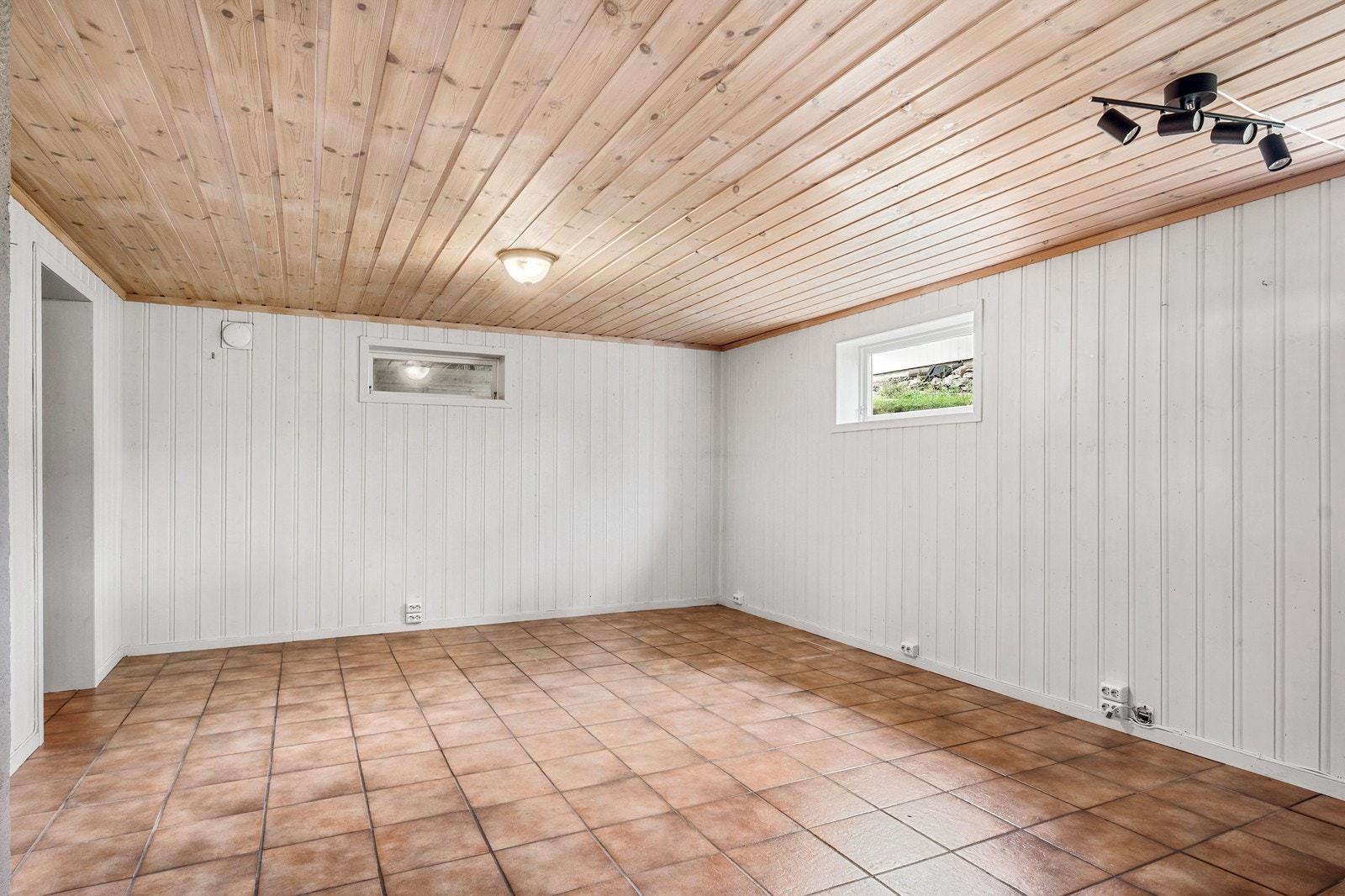 Kjelleren er i dag innredet som en utleiedel med egen inngang via steinbelagt trapp. Kjelleren er ikke godkjent og tilfredsstiller ikke krav til mengde dagslysflate. Det er fliser på gulv og panel på vegg. Galleribilde