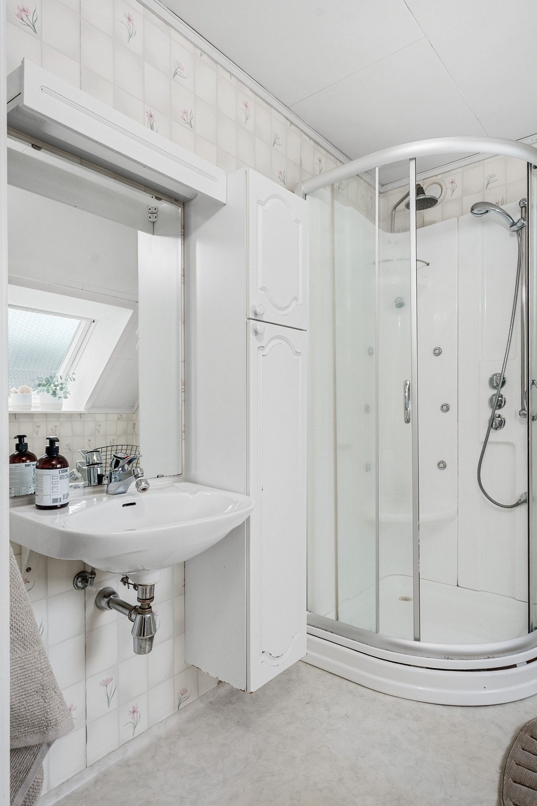 Badet i denne etasjen inneholder dusjkabinett, vask og avlangt skap. Galleribilde