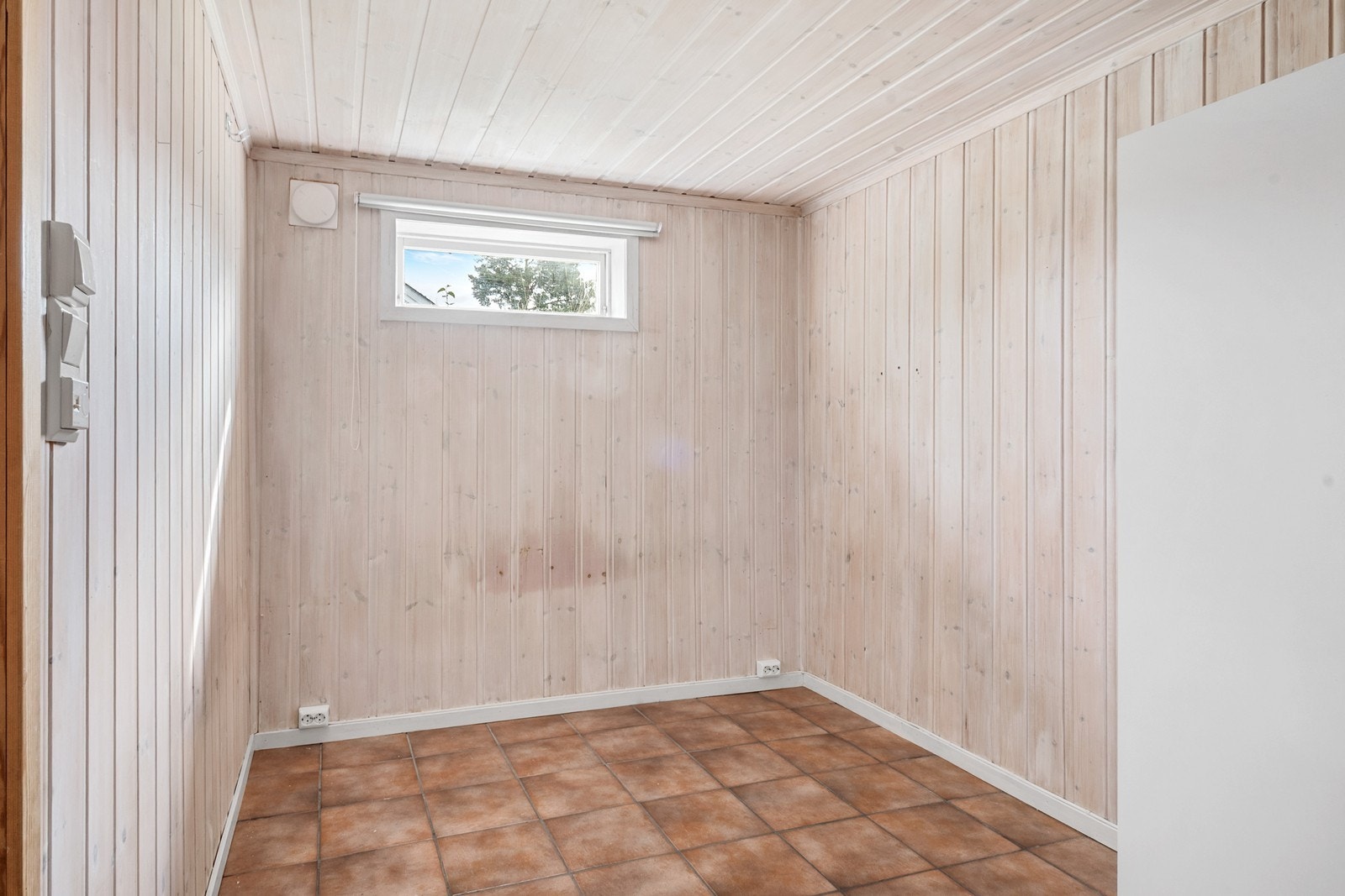 Rom benyttet som soverom har tilgang til etasjens bad. Rommet er ikke godkjent til varig opphold. Galleribilde