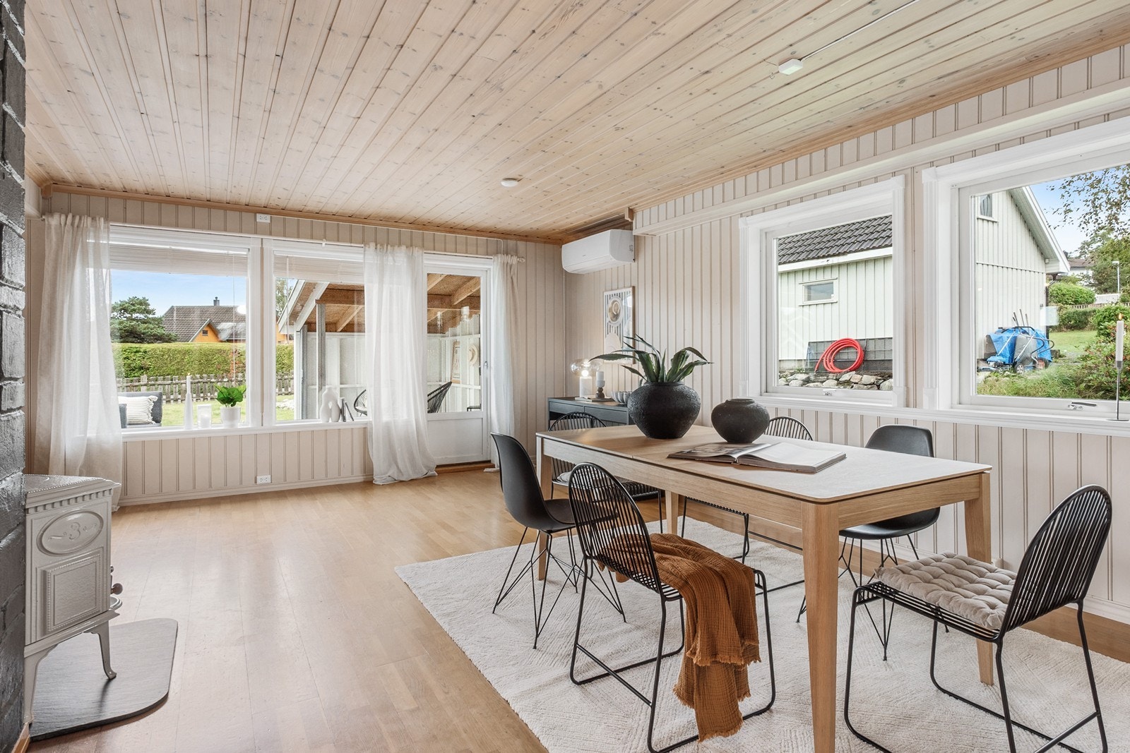 Lys og romslig stue med store vindusflater slipper inn godt med dagslys. Galleribilde