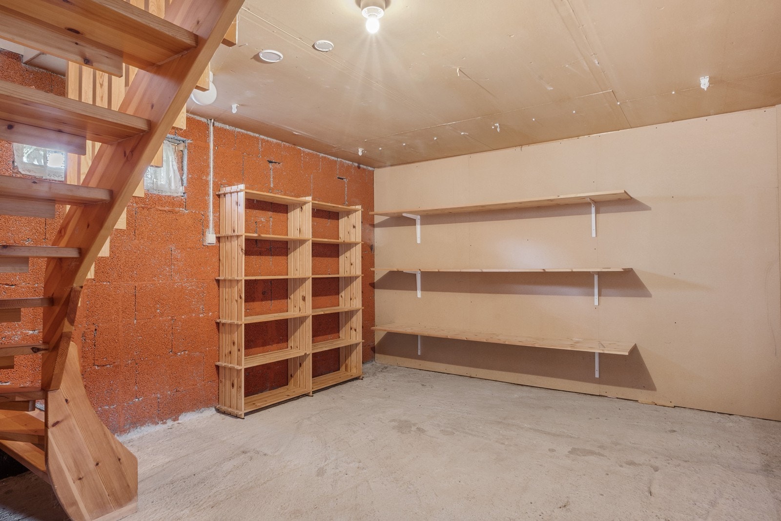 Kjelleren er i dag innredet som en utleiedel med egen inngang via steinbelagt trapp, det er også innvendig adkomst. Kjelleren er ikke godkjent og tilfredsstiller ikke krav til mengde dagslysflate. Galleribilde