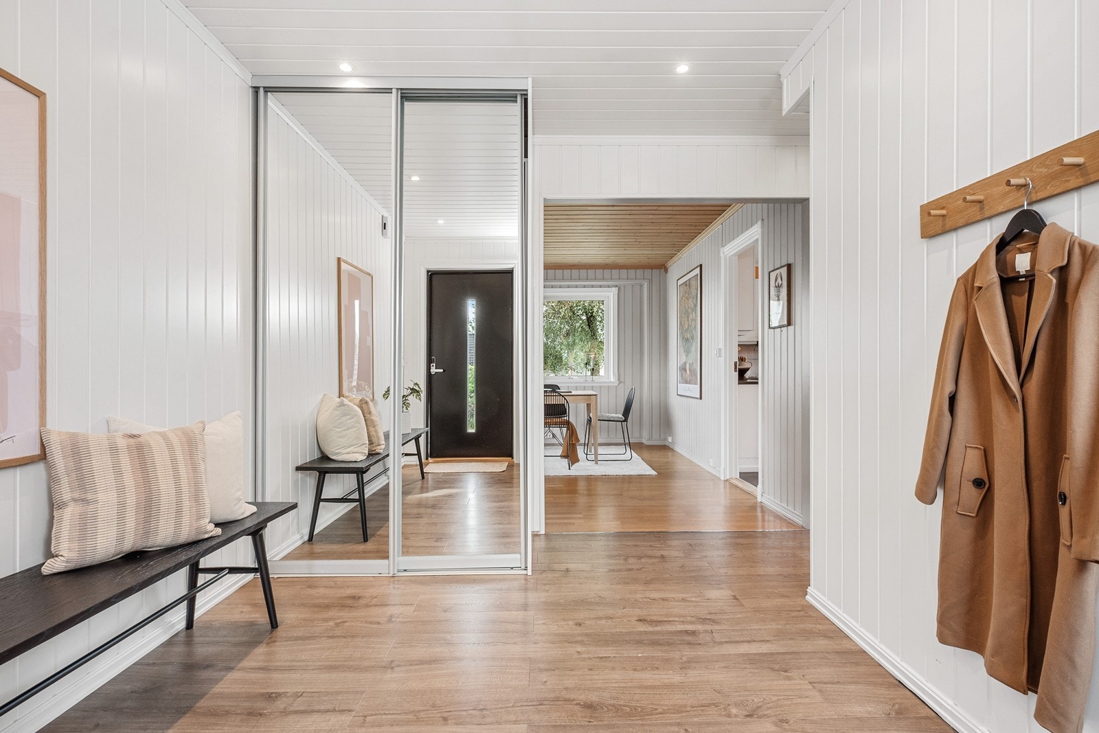 Entreen ble pusset opp i 2022, med gulvvarme, laminat og downlights. Galleribilde