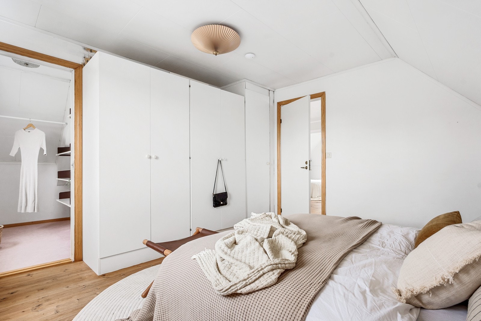 Hovedsoverommet har en god størrelse med plass til både dobbeltseng, nattbord og garderobeløsning. I tillegg er det adkomst til et praktisk omkledningsrom. Galleribilde