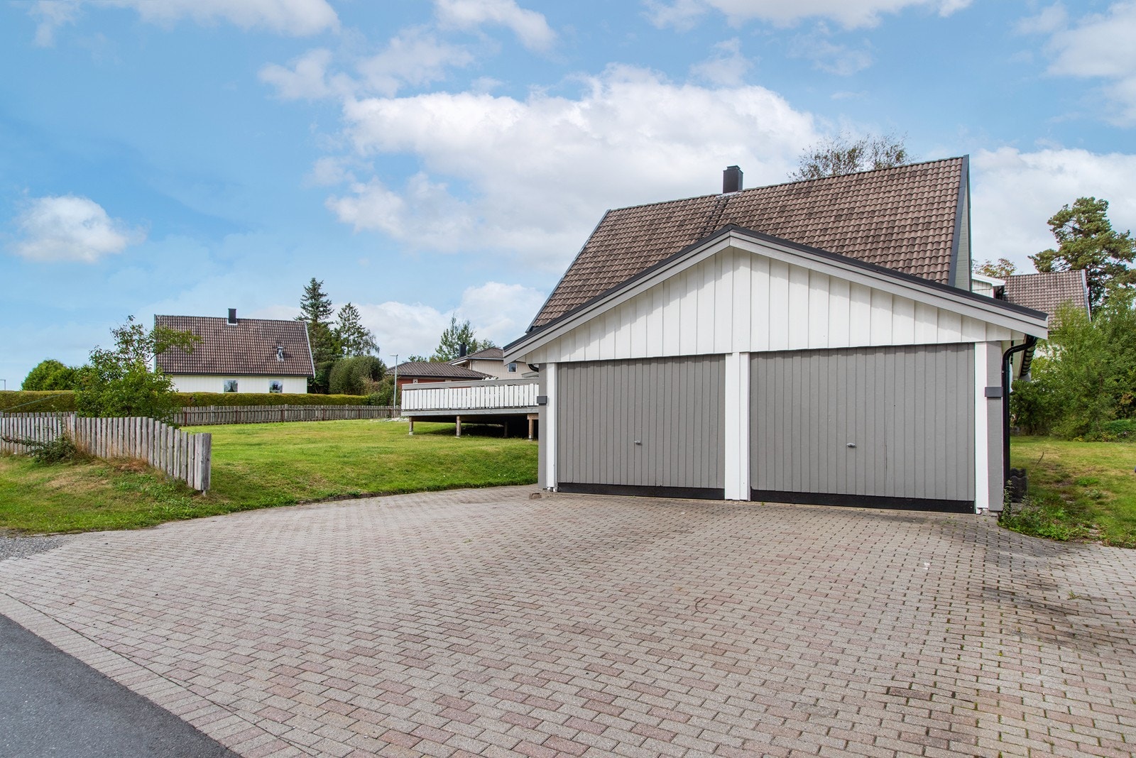 Parkering gjøres enkelt i garasje som måler 34 kvm eller på steinbelagt gårdsplass. Galleribilde