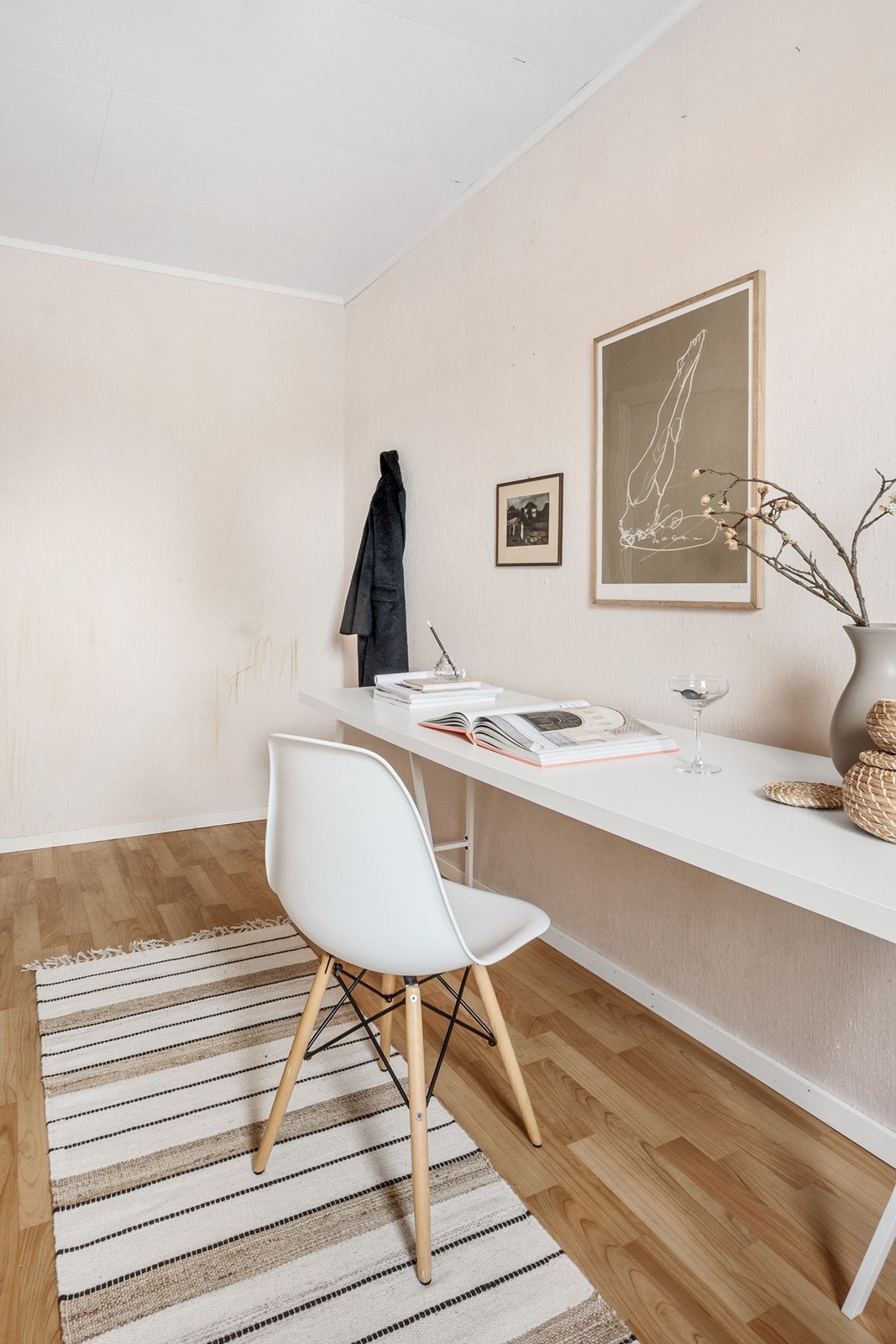 Kontorrommet i første etasje har vindu med utsikt mot hagen, og passer perfekt som hjemmekontor eller hobbyrom. Galleribilde