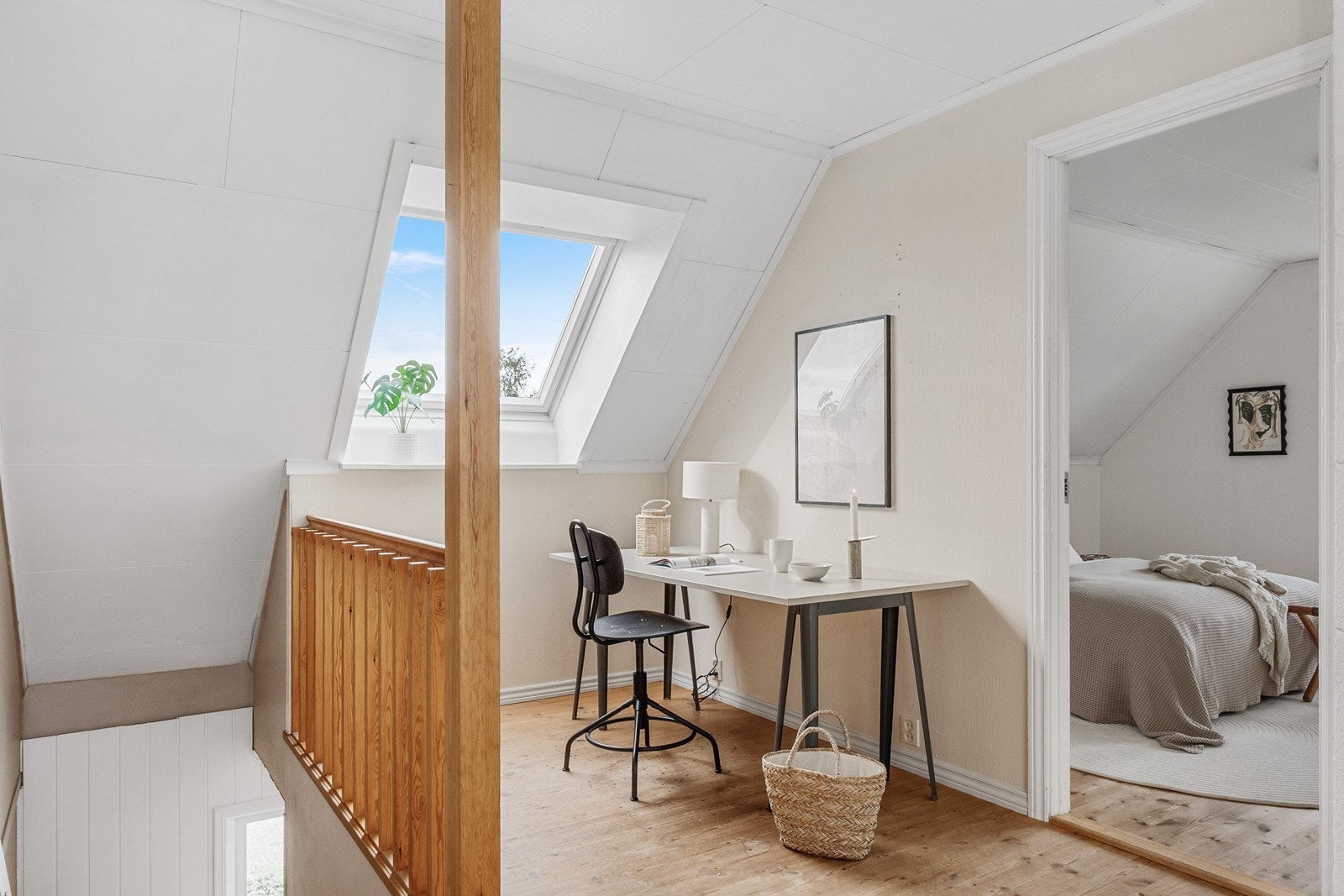 Vel oppe møtes du av et lyst og romslig trapperom med takvindu - perfekt som hjemmekontor, lesekrok eller ekstra oppbevaringsplass. Galleribilde