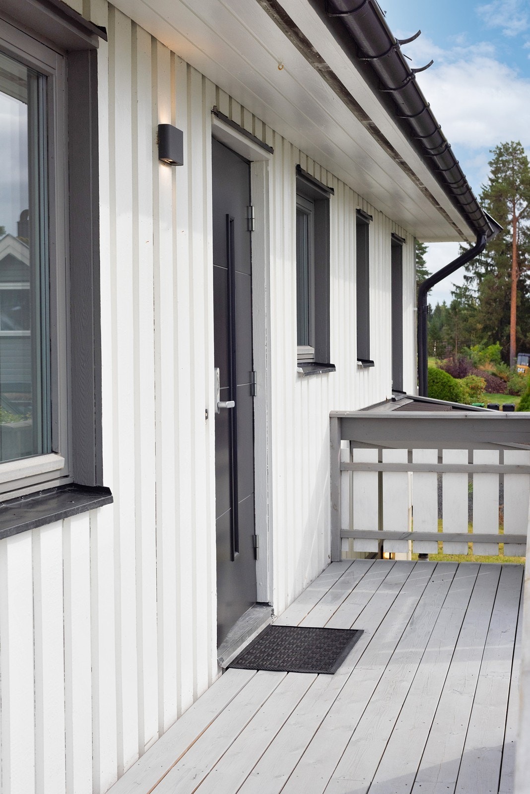 Fra parkering på steinbelagt gårdsplass eller i garasje er det kun noen få trappetrinn opp til det overbygde inngangspartiet. Galleribilde