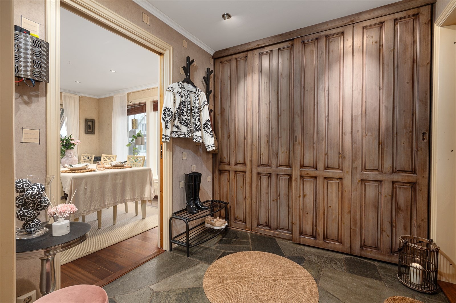 Entre med god garderobeplass Galleribilde