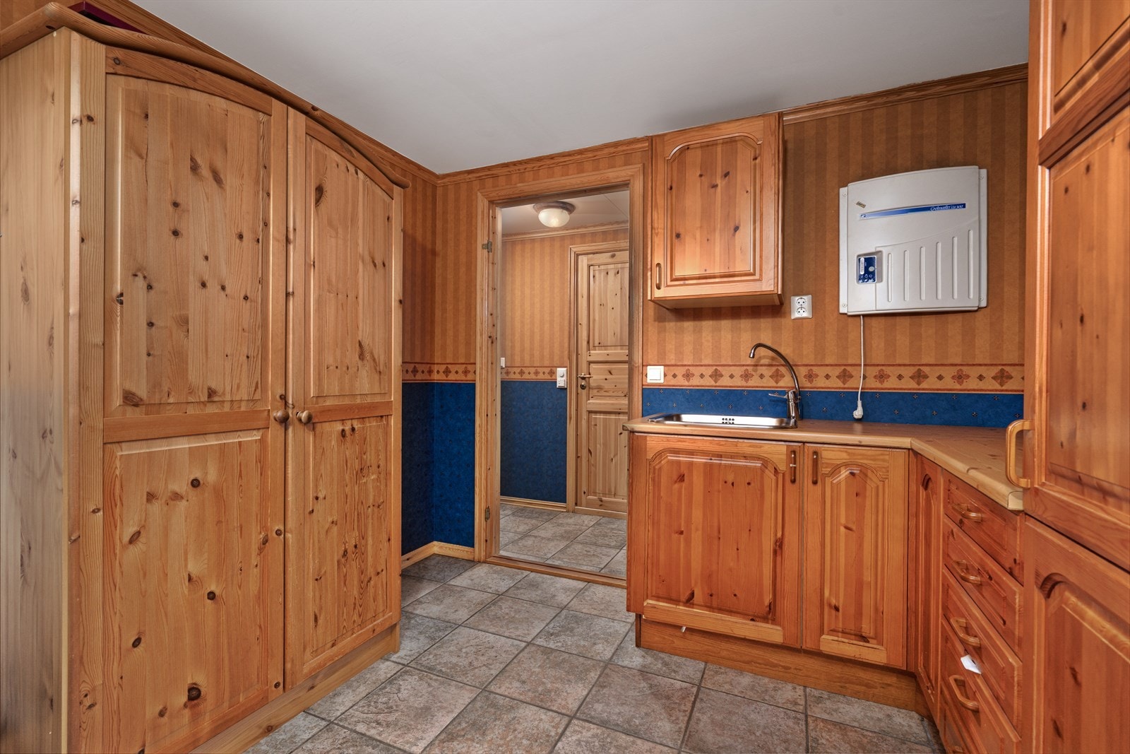 Inngangsparti i kjeller Galleribilde