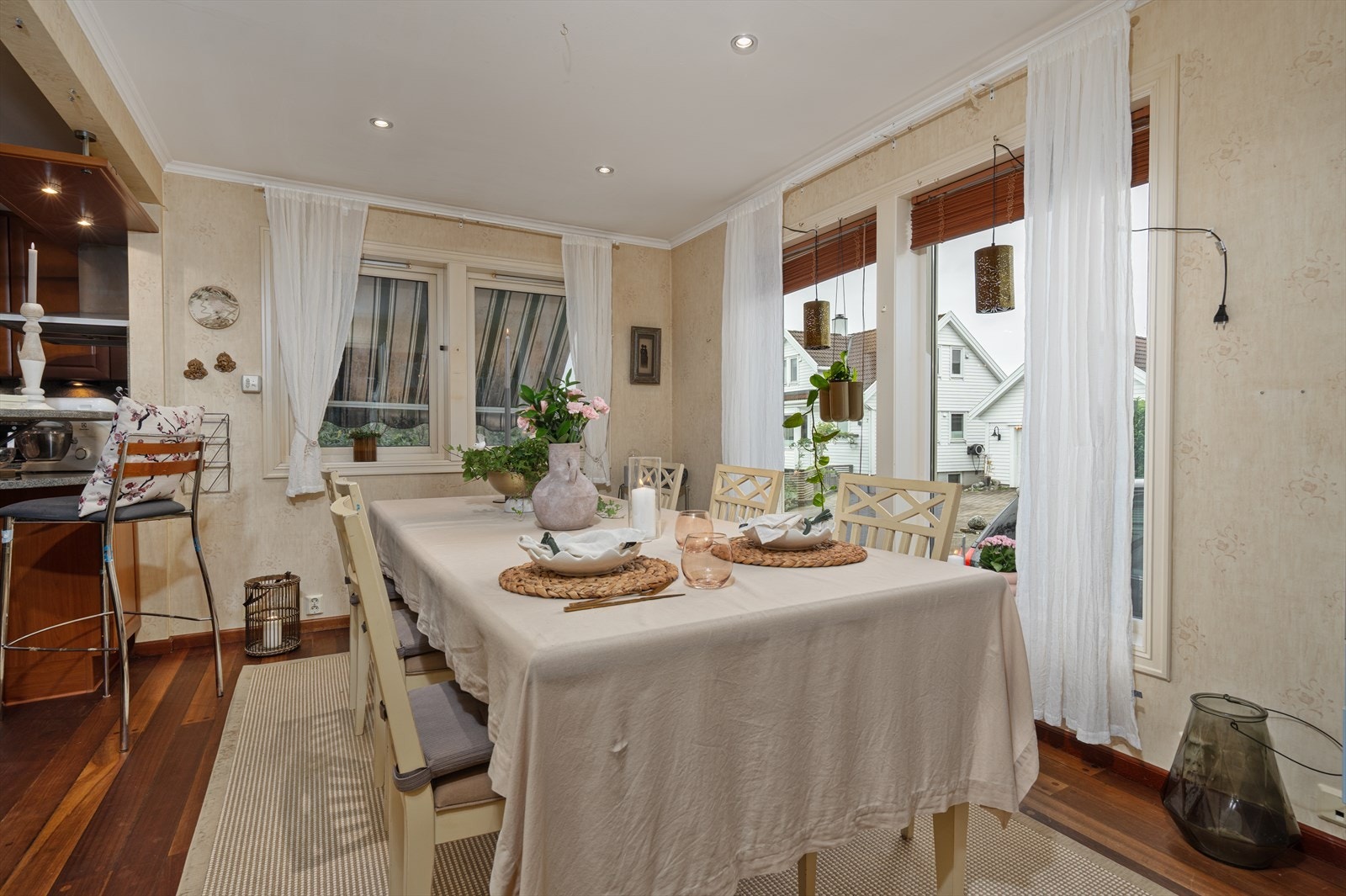 Kjøkken med god plass til stort spisebord Galleribilde