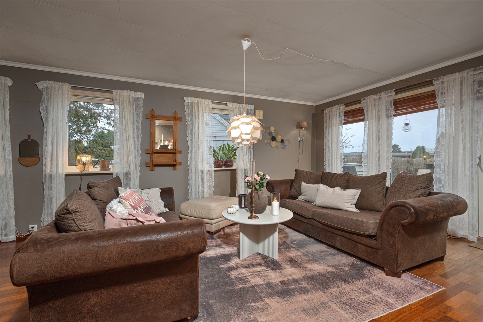 Stuen er romslig og byr på flere innredningsmuligheter Galleribilde