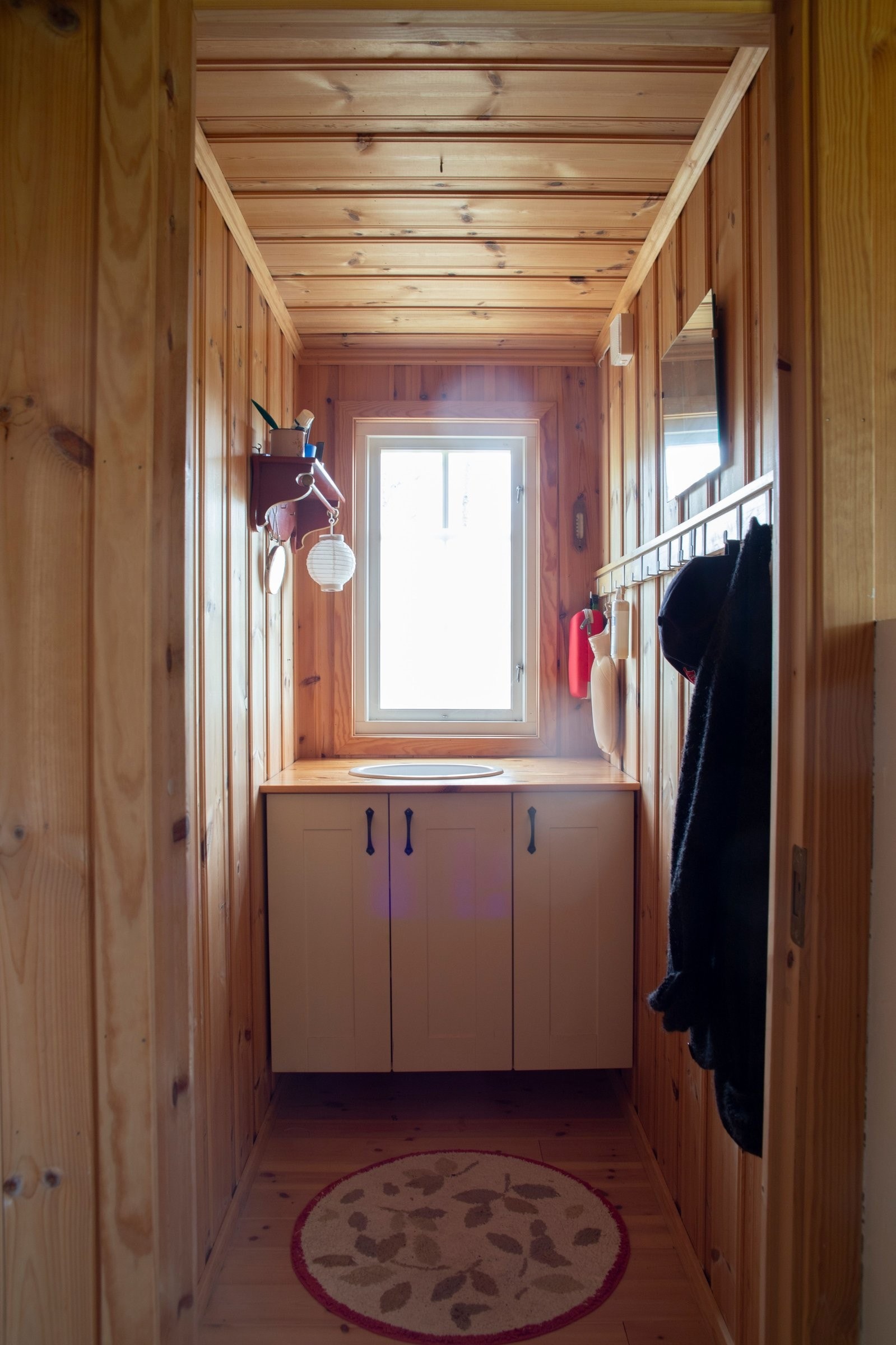 Bad med vask med utløp. Galleribilde