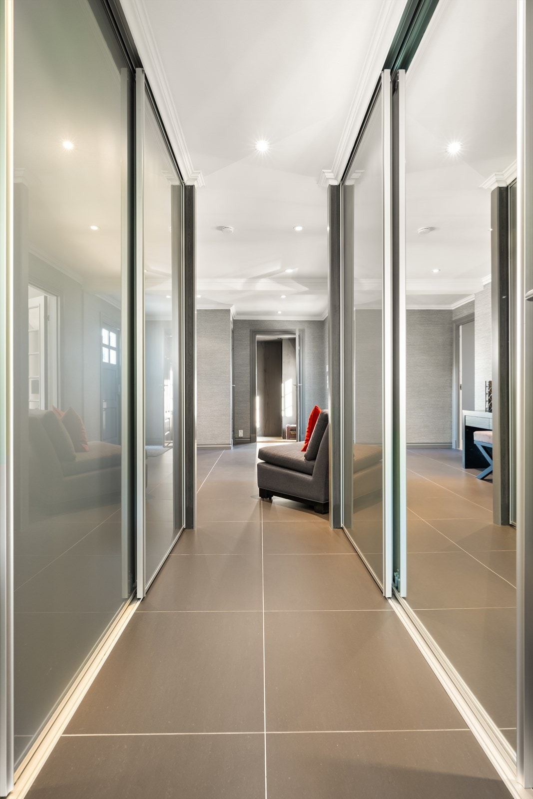 Det er rikelig med oppbevaringsplass i skyvedørsgarderober Galleribilde