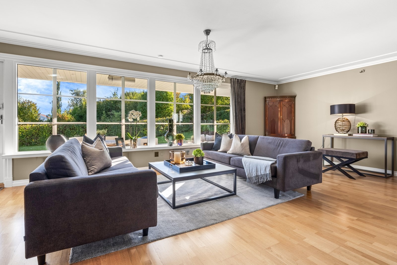 Det er godt med naturlig lys fra store vindusflater Galleribilde