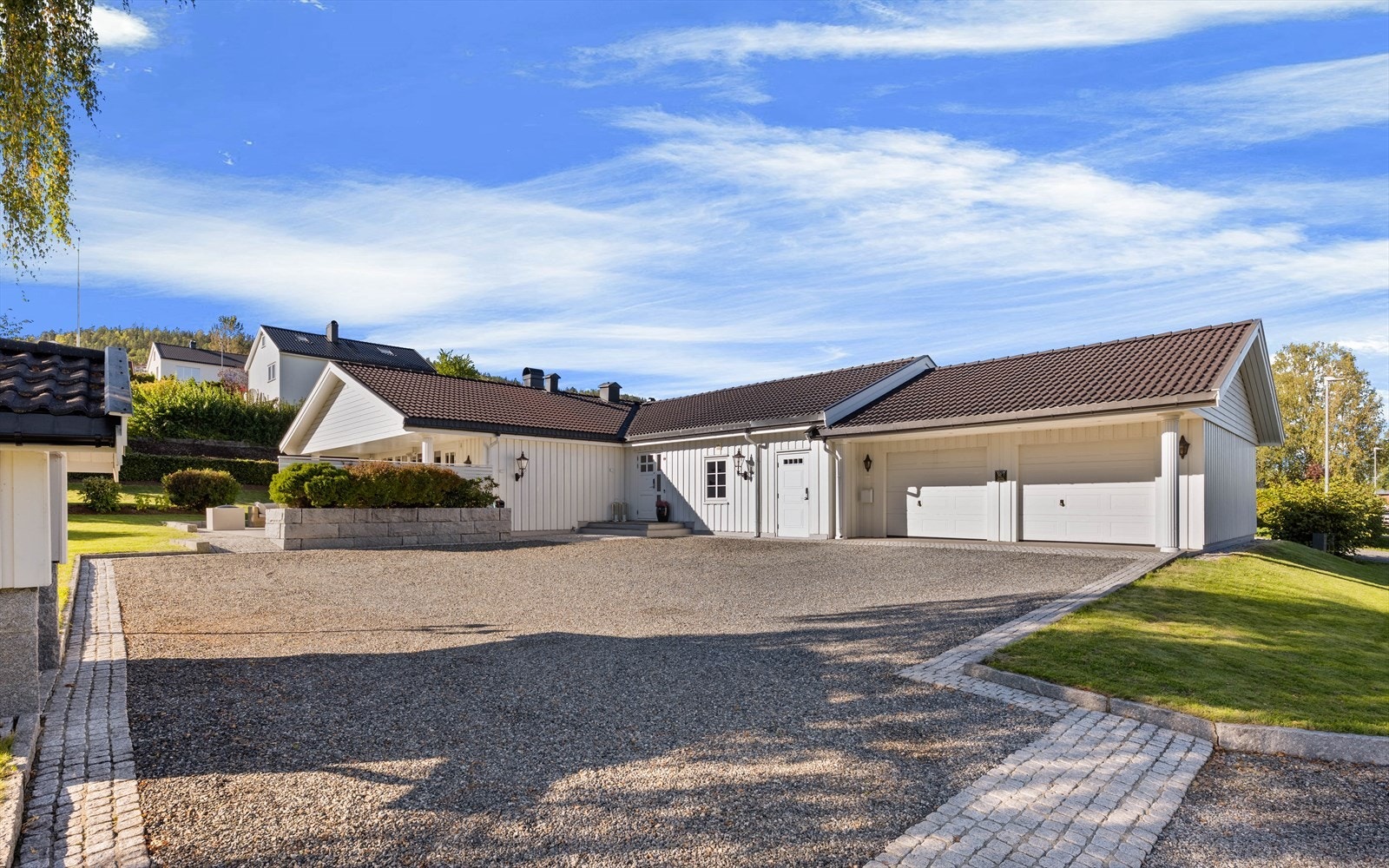 Stor gårdsplass og dobbelgarasje gir gode parkeringsmuligheter Galleribilde