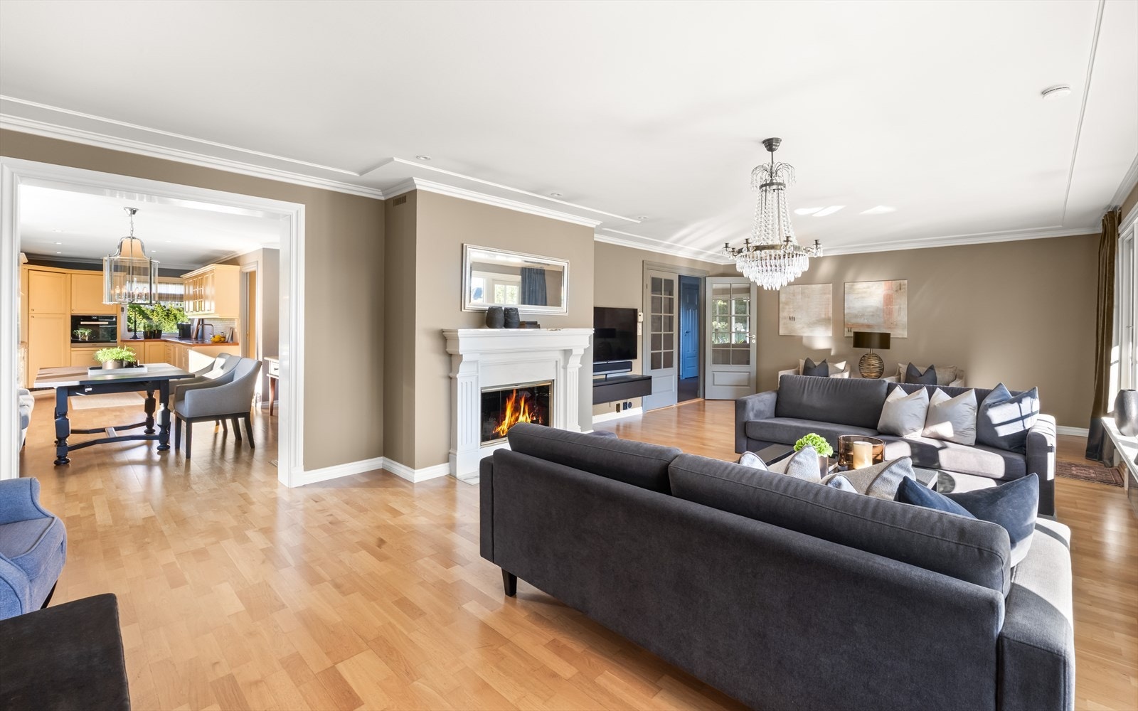 En stilren og elegant peis gir ekstra hygge og varme Galleribilde