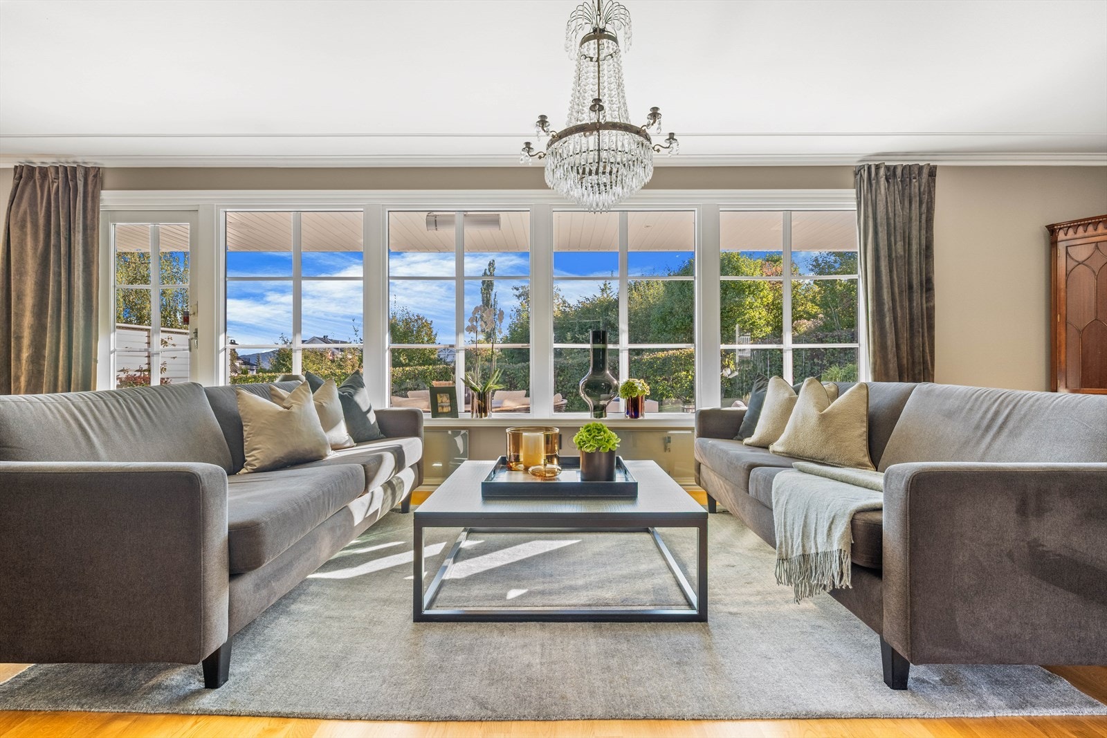 Her er det god plass til både sofagruppe og spisebord Galleribilde