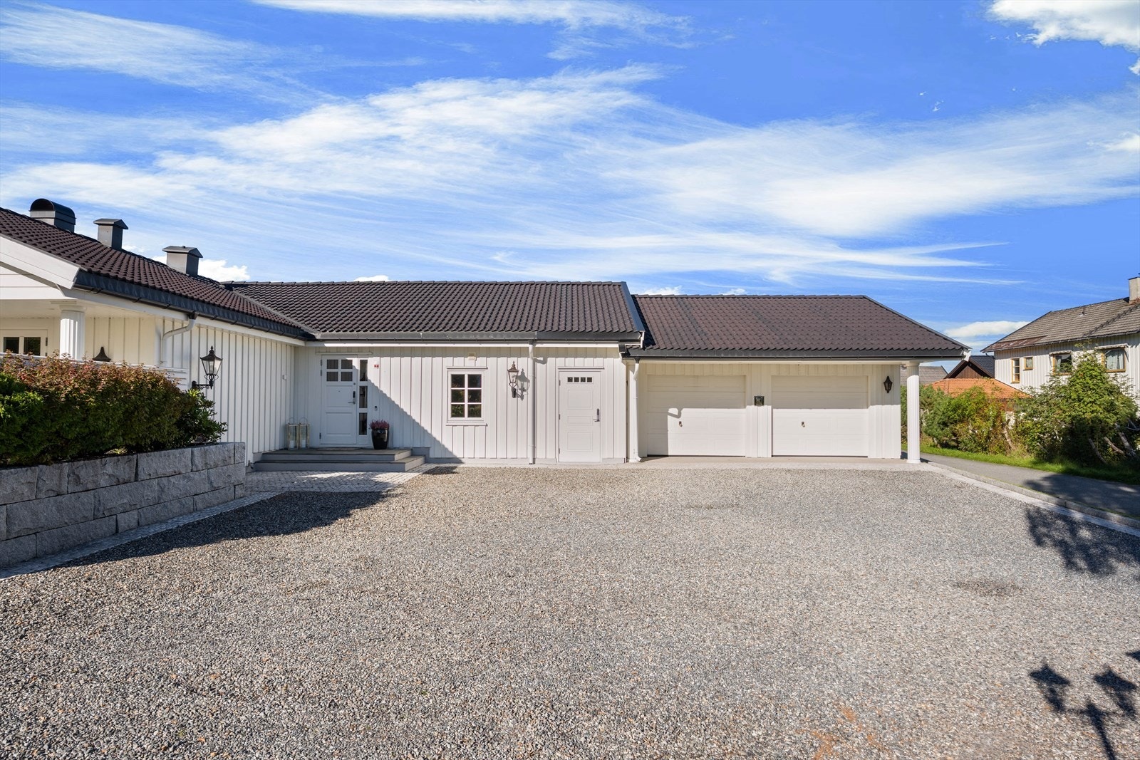 Det er inngang til bod med videre adkomst til dobbelgarasje og vaskerom Galleribilde