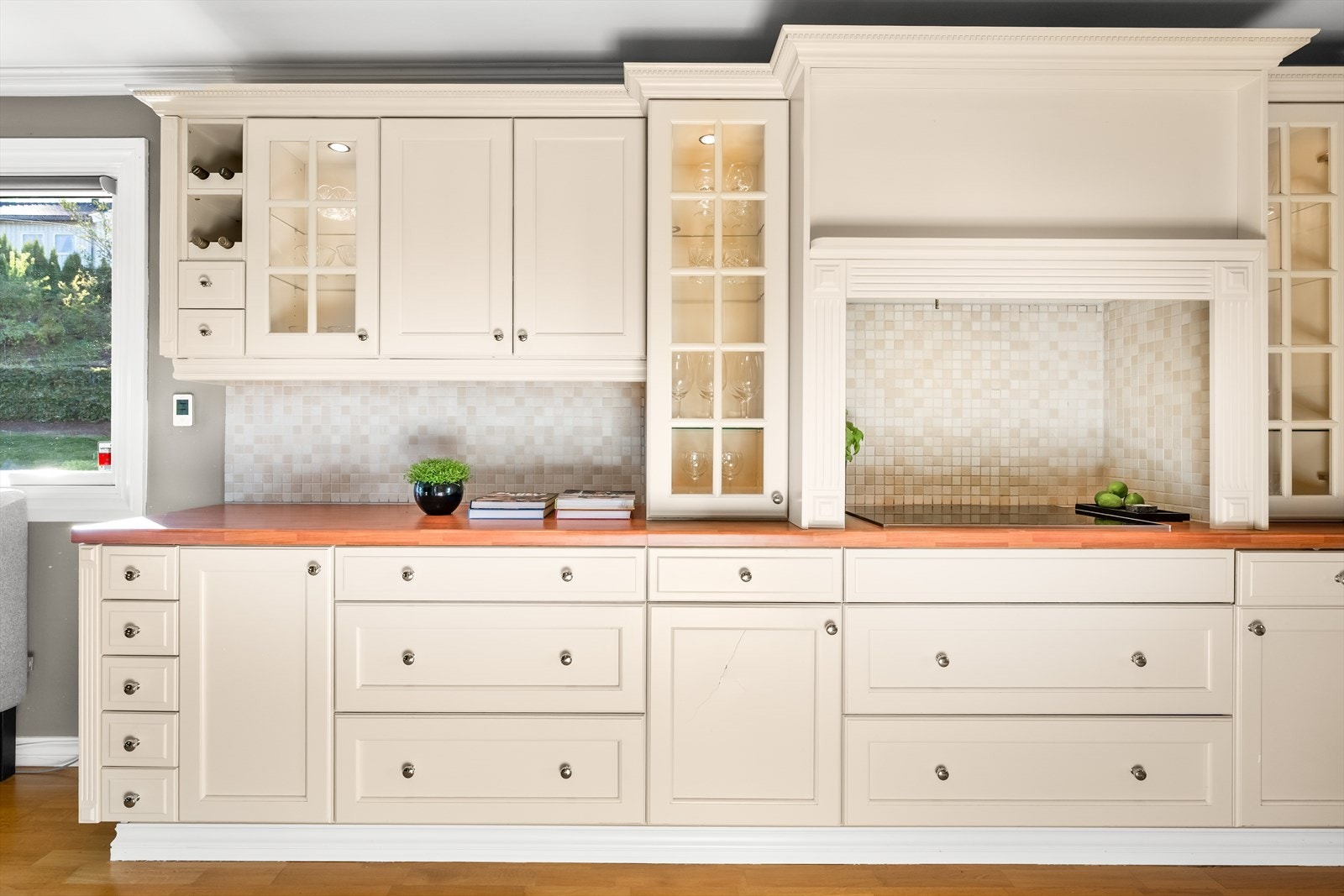 Spotter i taket gir godt arbeidslys, og den skjulte viften bidrar til et rent og ryddig uttrykk Galleribilde