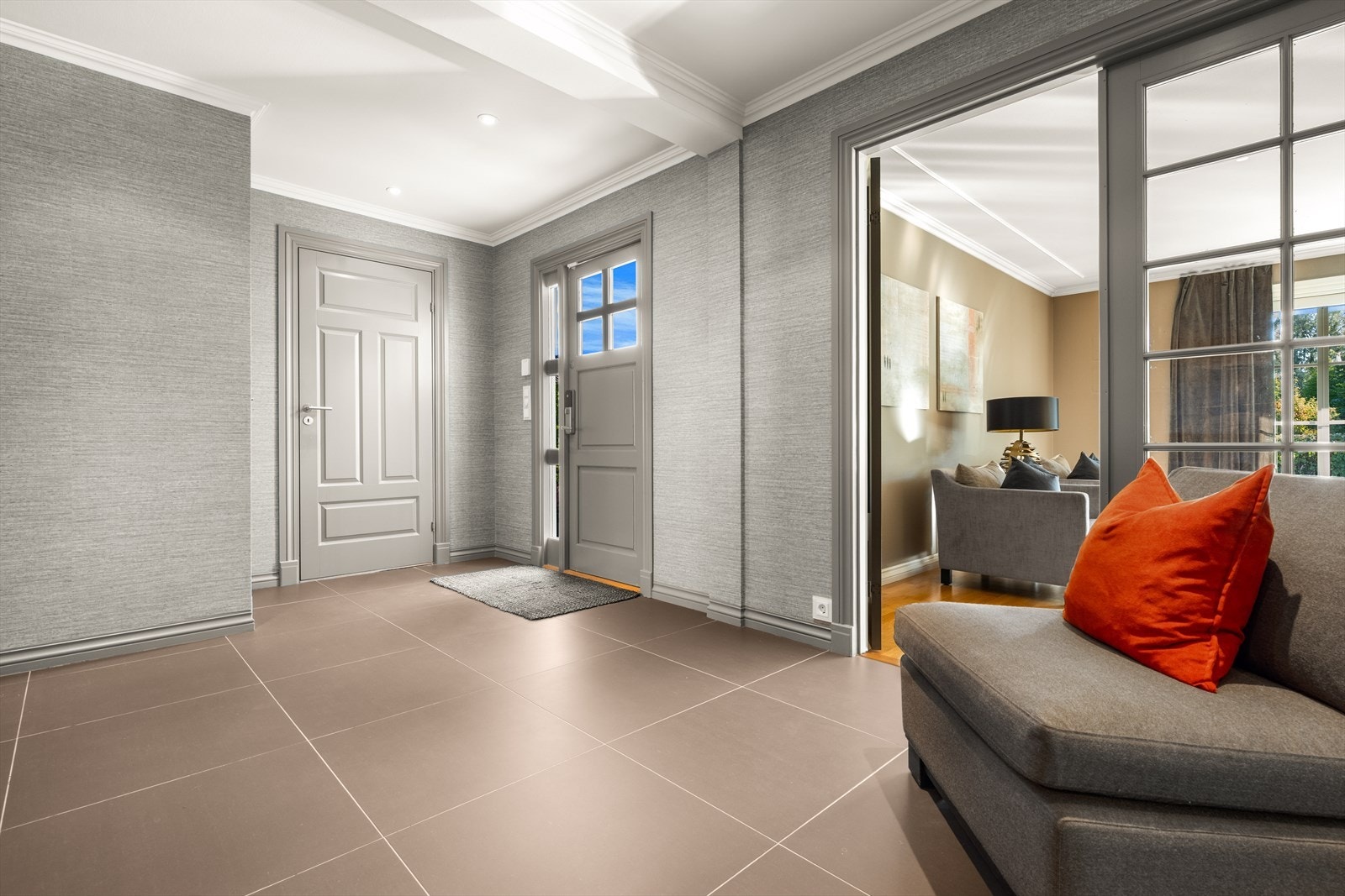 Velkommen inn! Lys og romslig entré Galleribilde