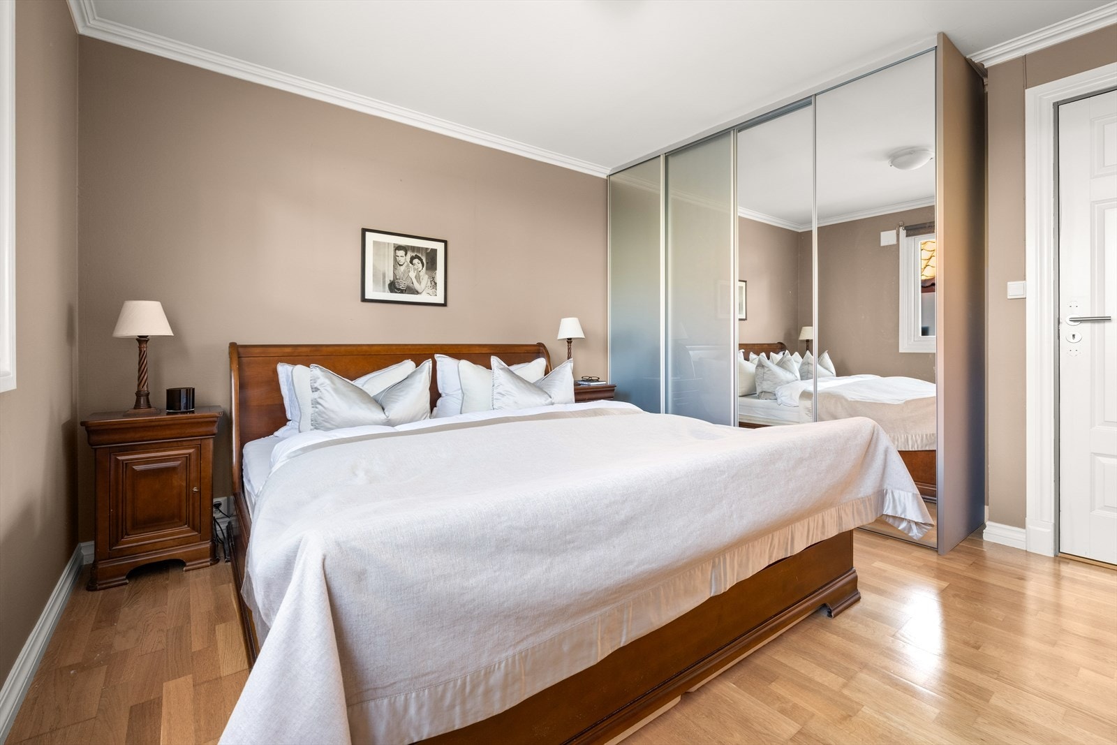 Det er praktisk skyvedørsgarderobe Galleribilde