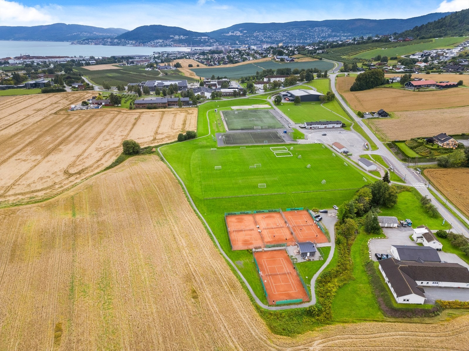 Lier stadion med Reistad arena m/håndballbaner, fotballbaner og tennisbaner mm Galleribilde