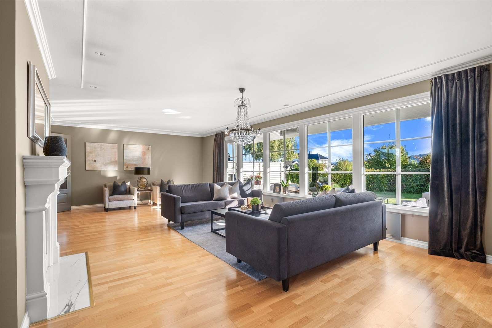 Stuen er både lys og åpen og er enkel å innrede Galleribilde