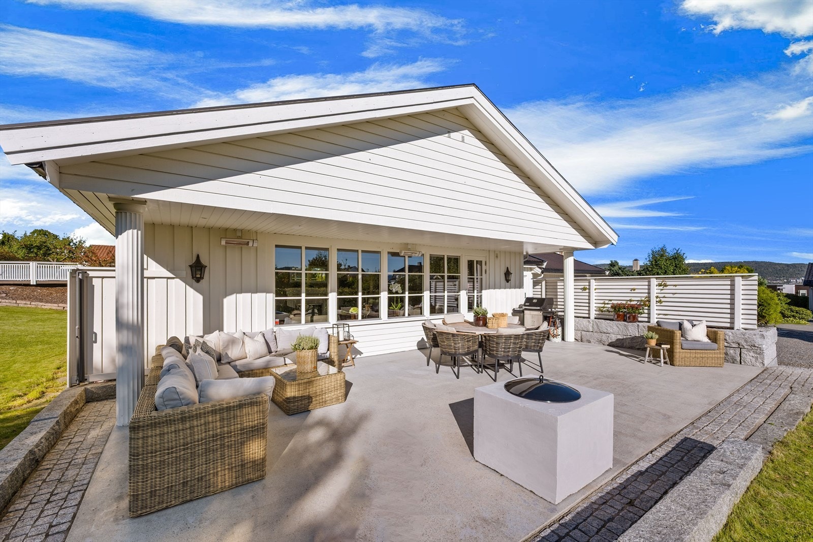 Skjermet og romslig uteplass Galleribilde