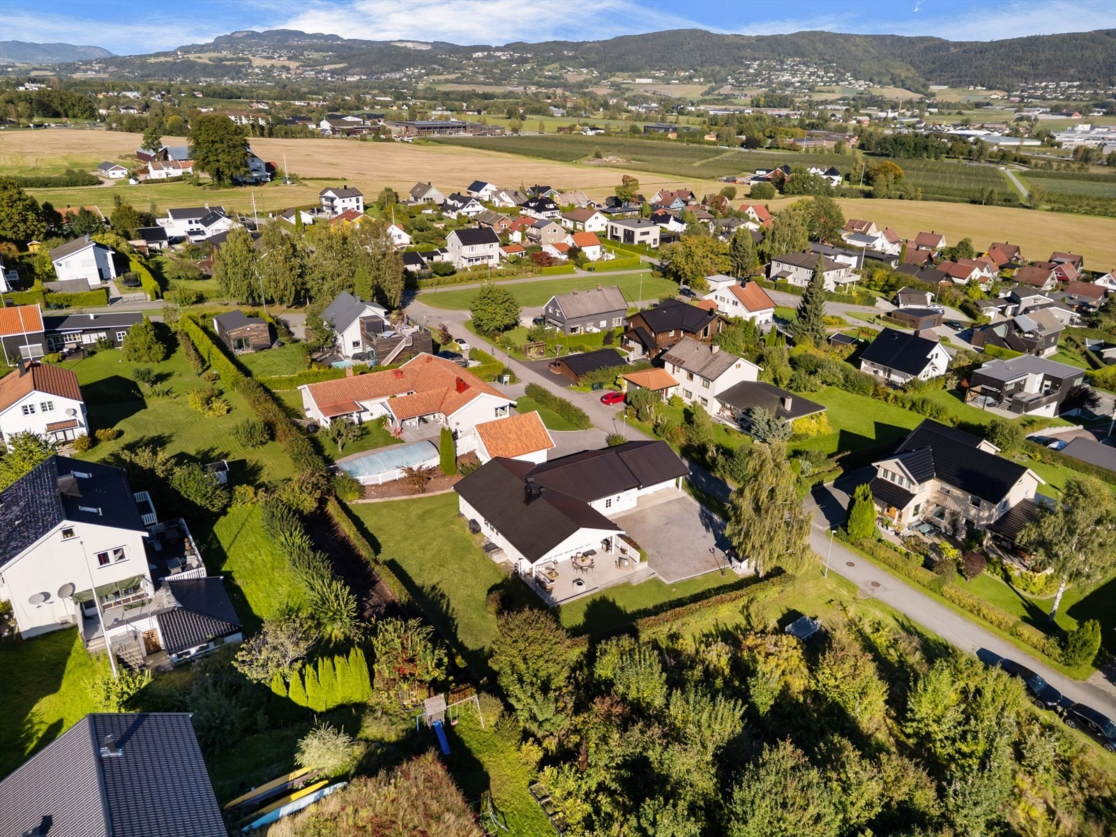Her har man flere fine uteplasser i en skjermet og solrik hage Galleribilde