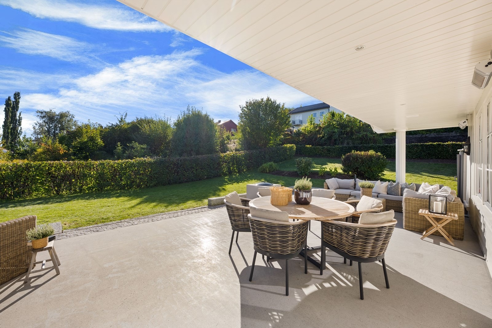 Uteplassen er utstyrt med integrerte spotlights og høyttalere under tak Galleribilde