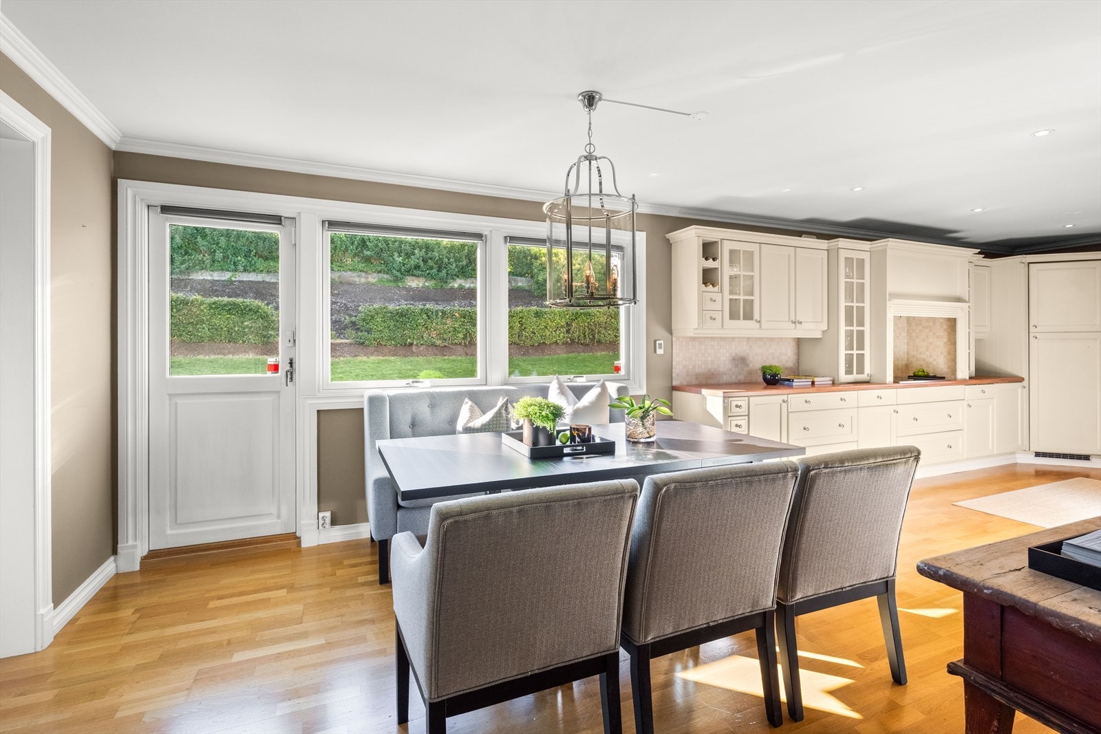 Kjøkkenet er svært romslig med naturlig plass til stort spisebord Galleribilde