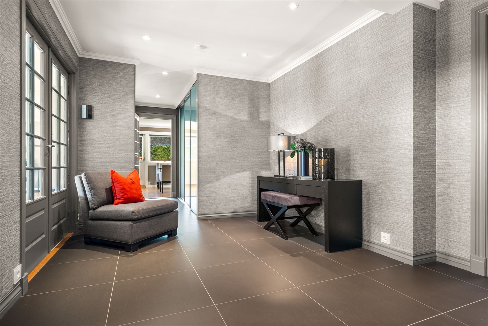 Entré med flislagt gulv med gulvvarme og downlights i tak Galleribilde