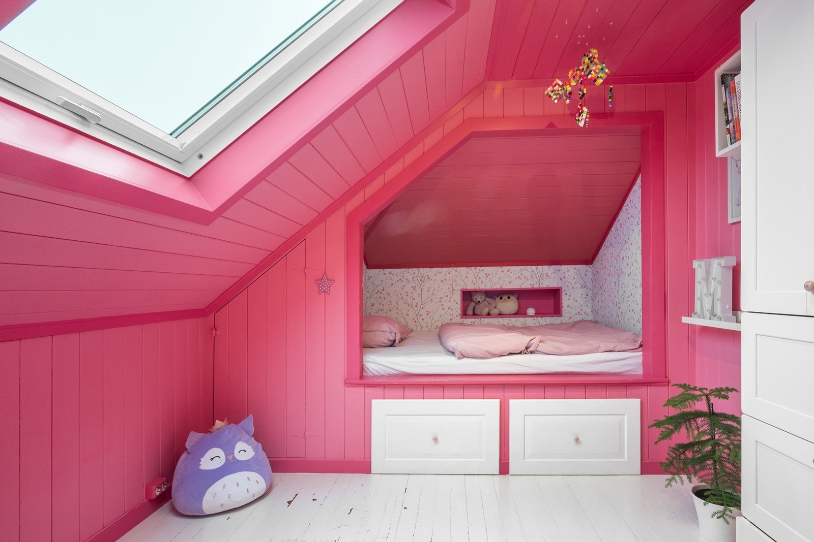 Soverom 3 med skråtak, takvindu og en hyggelig sovealkove. Galleribilde