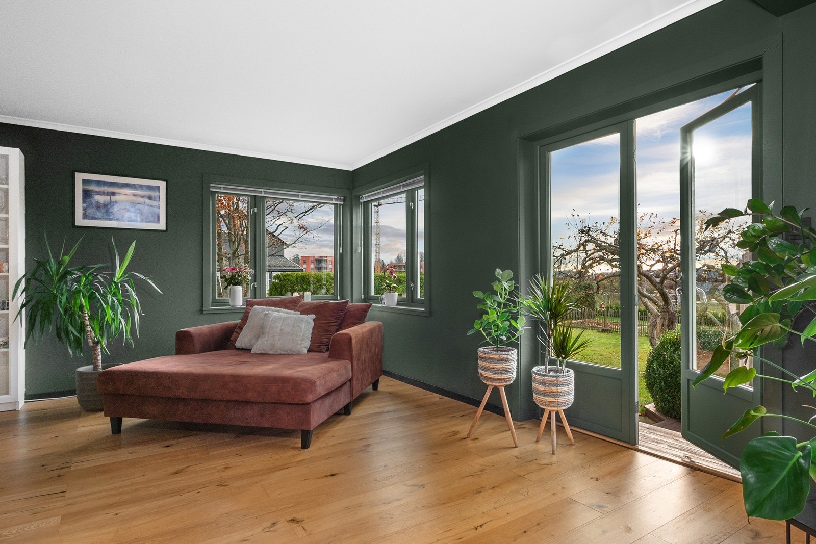 En 2-fløyet terrassedør leder ut til en solrik terrasse og en pent opparbeidet, koselig hage. Galleribilde