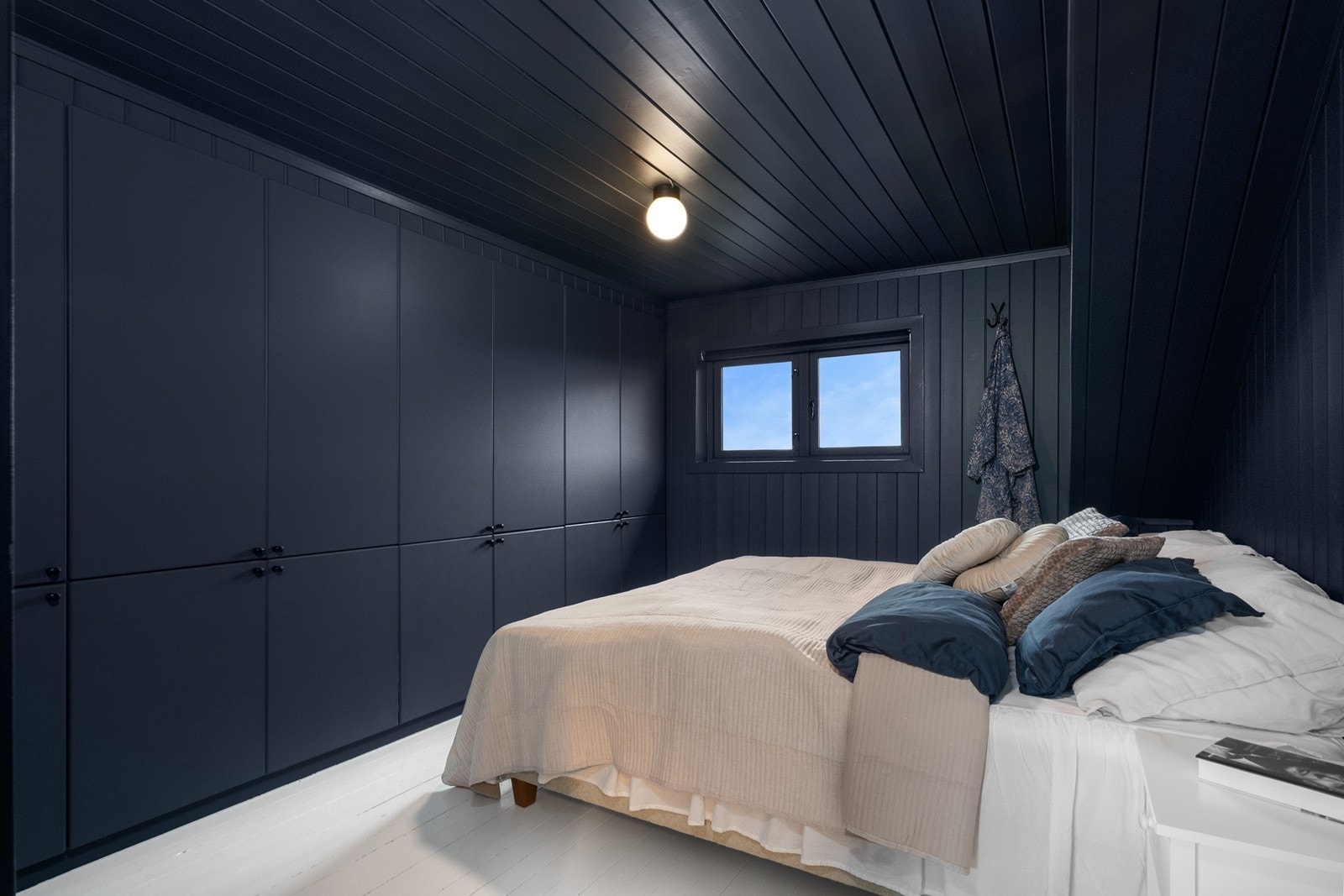 Hovedsoverommet er malt i en dempet fargetone, med god plass til dobbeltseng og praktisk garderobeløsning langs veggen. Galleribilde