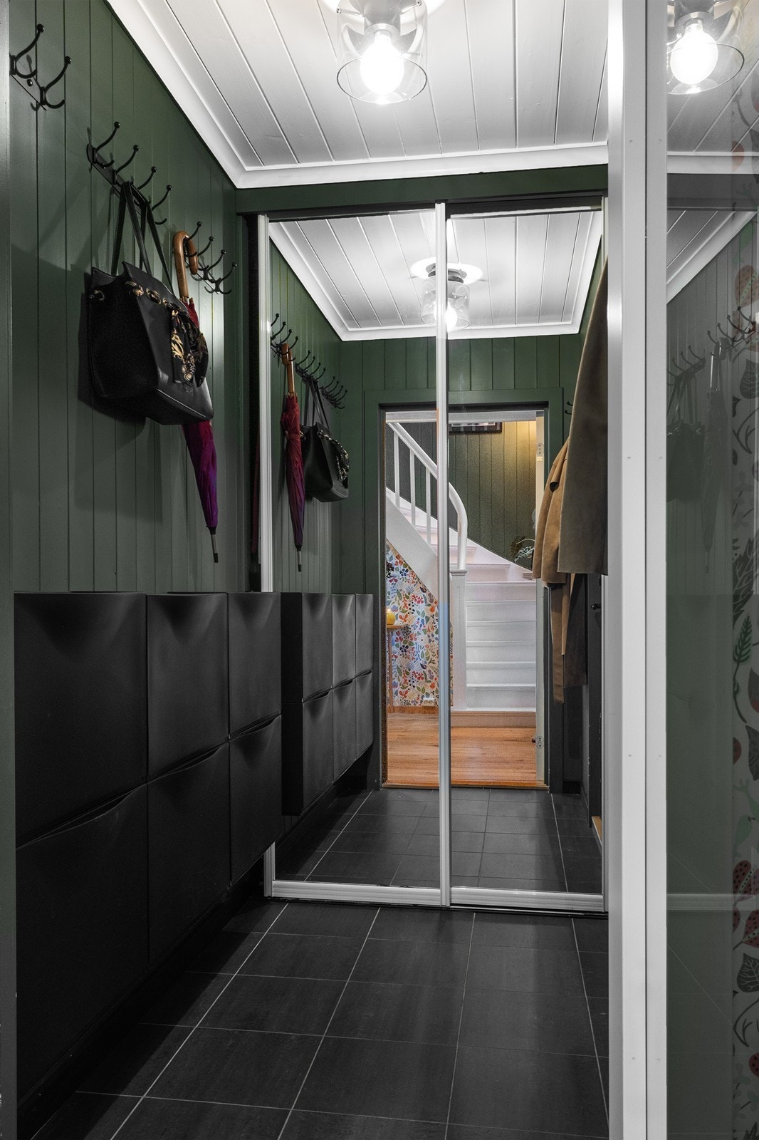 Entréen er praktisk innredet med flislagt gulv, plass til sko og yttertøy, samt speilskyvedørsgarderobe som gir rikelig med oppbevaringsplass. Galleribilde