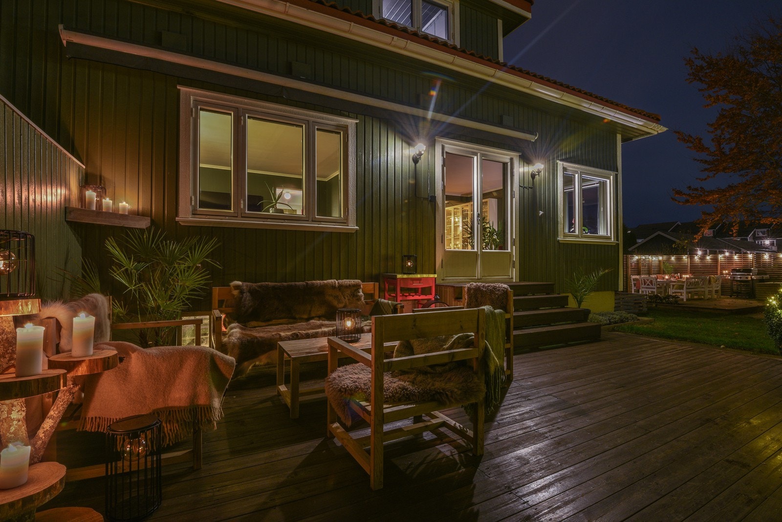 Terrassen fra stuen er sydvestvendt og på 29 kvm -her er det montert markise som gir behagelig skygge på varme dager. Galleribilde