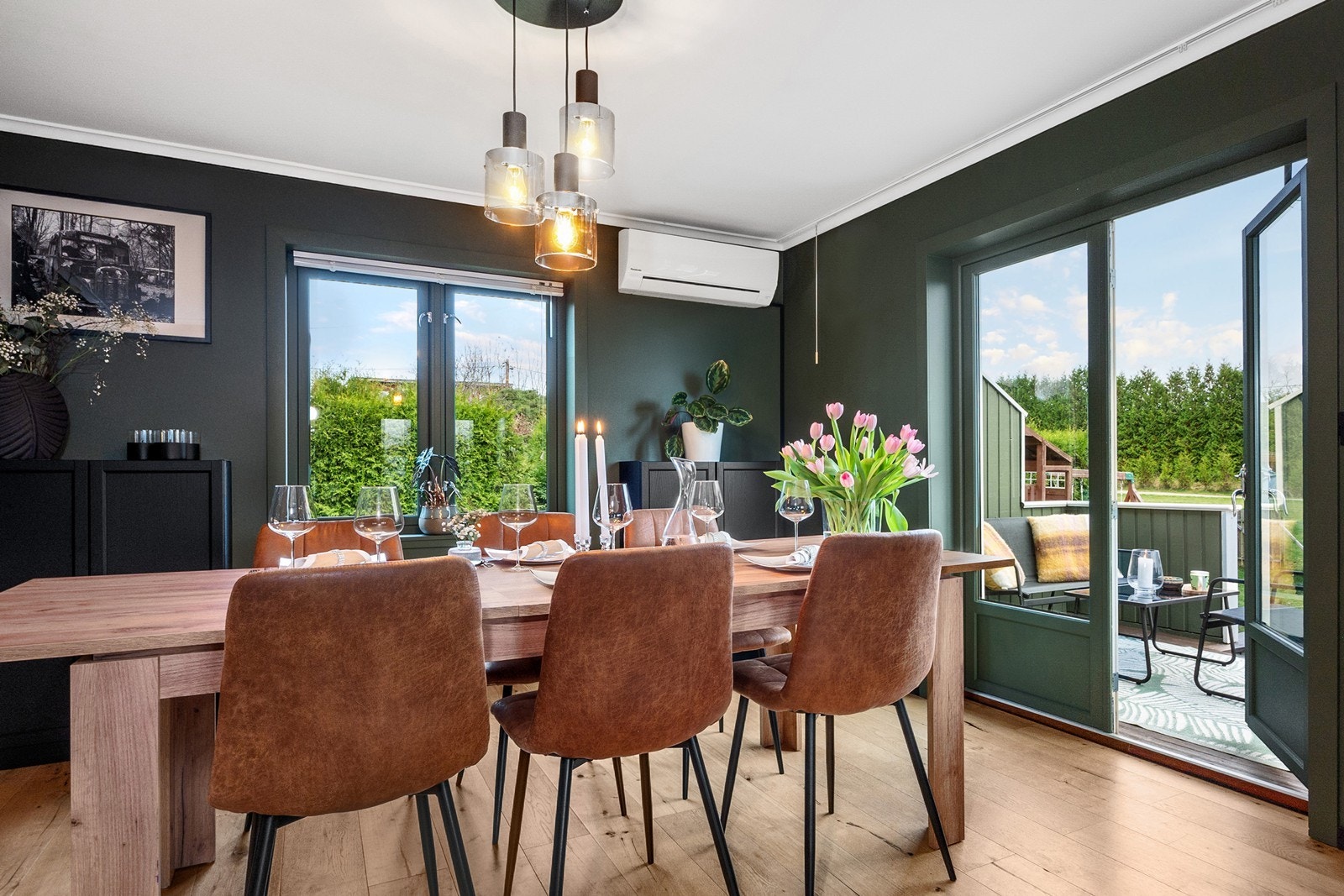 Store vindusflater og terrassedør slipper inn rikelig med lys og gir direkte adkomst til en terrasse på 9 kvm. Galleribilde