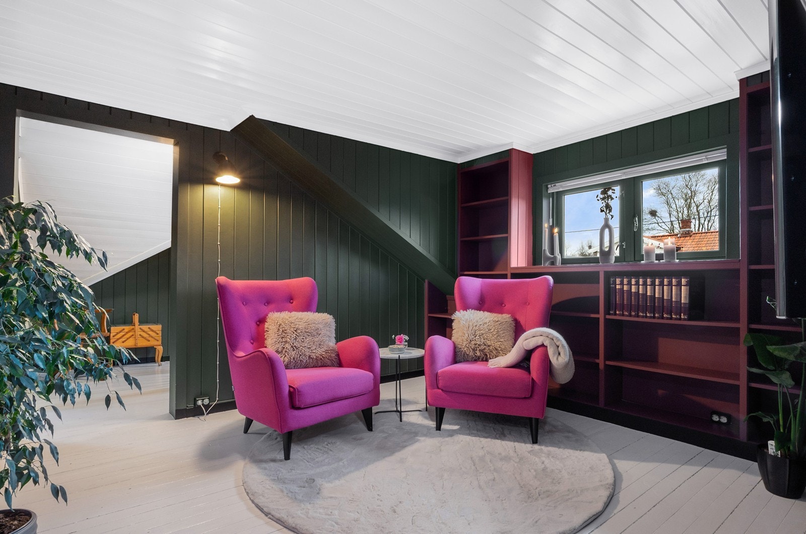 Koselig loftsstue som fungerer som et naturlig oppholdsrom, og som enkelt kan gjøres om til et fjerde soverom ved behov. Galleribilde