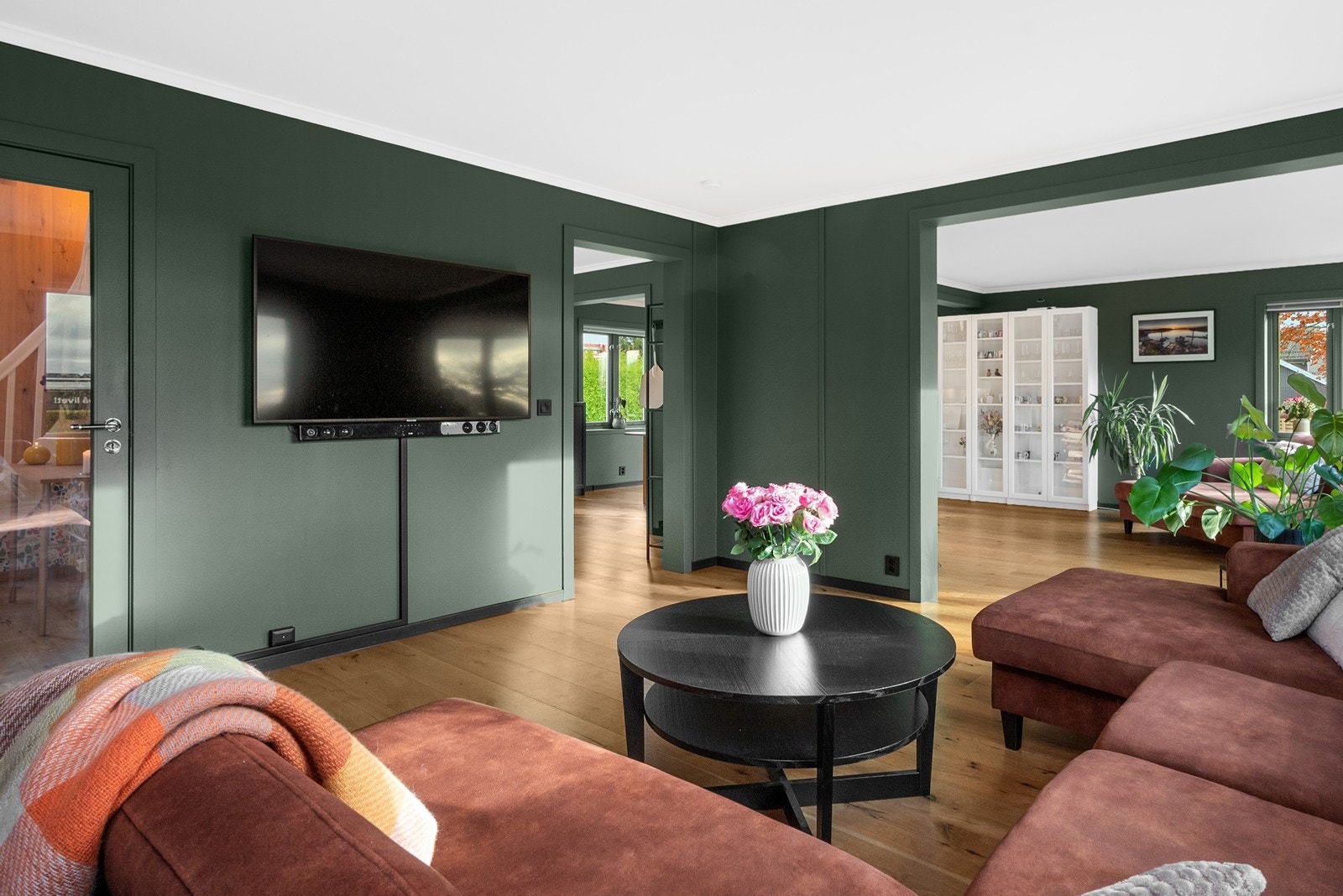 Utformingen er åpen og har en gjennomgående løsning med flere naturlige soner for både daybed, sofagruppe og spiseplass, noe som gir rommet en behagelig flyt og gode møbleringsmuligheter. Galleribilde