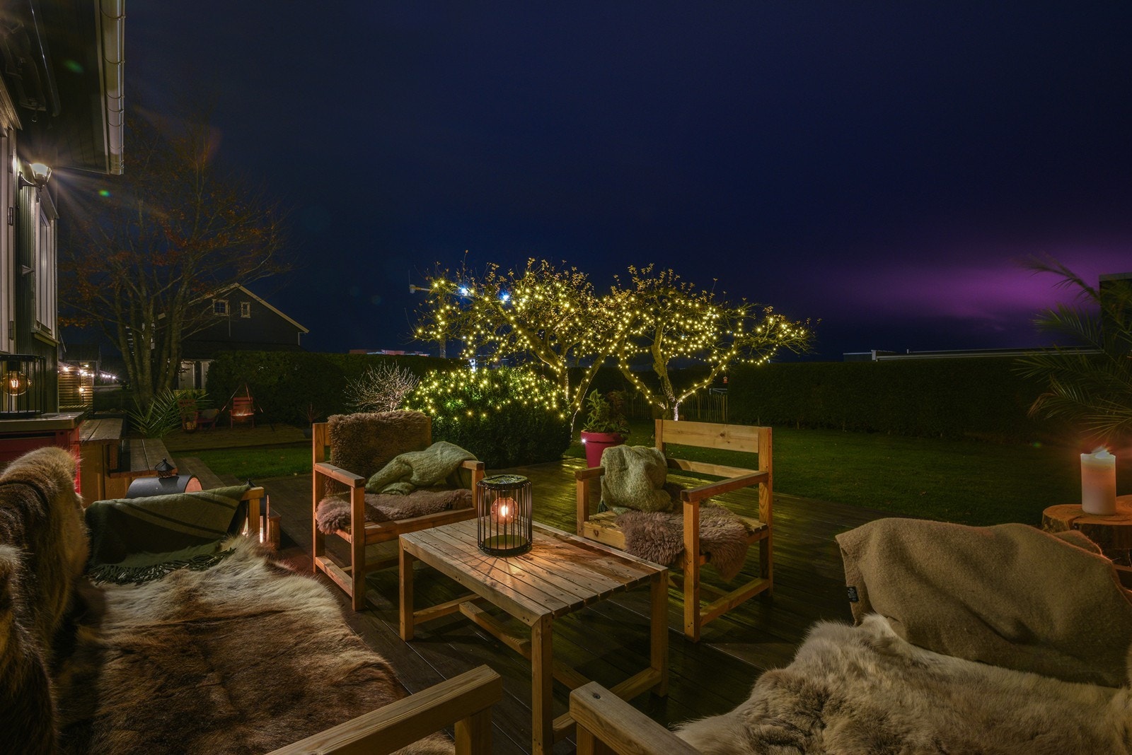 Boligen har nydelige og stemningsfulle uteplasser som inviterer til hyggelige kvelder og rolige stunder ute. Galleribilde