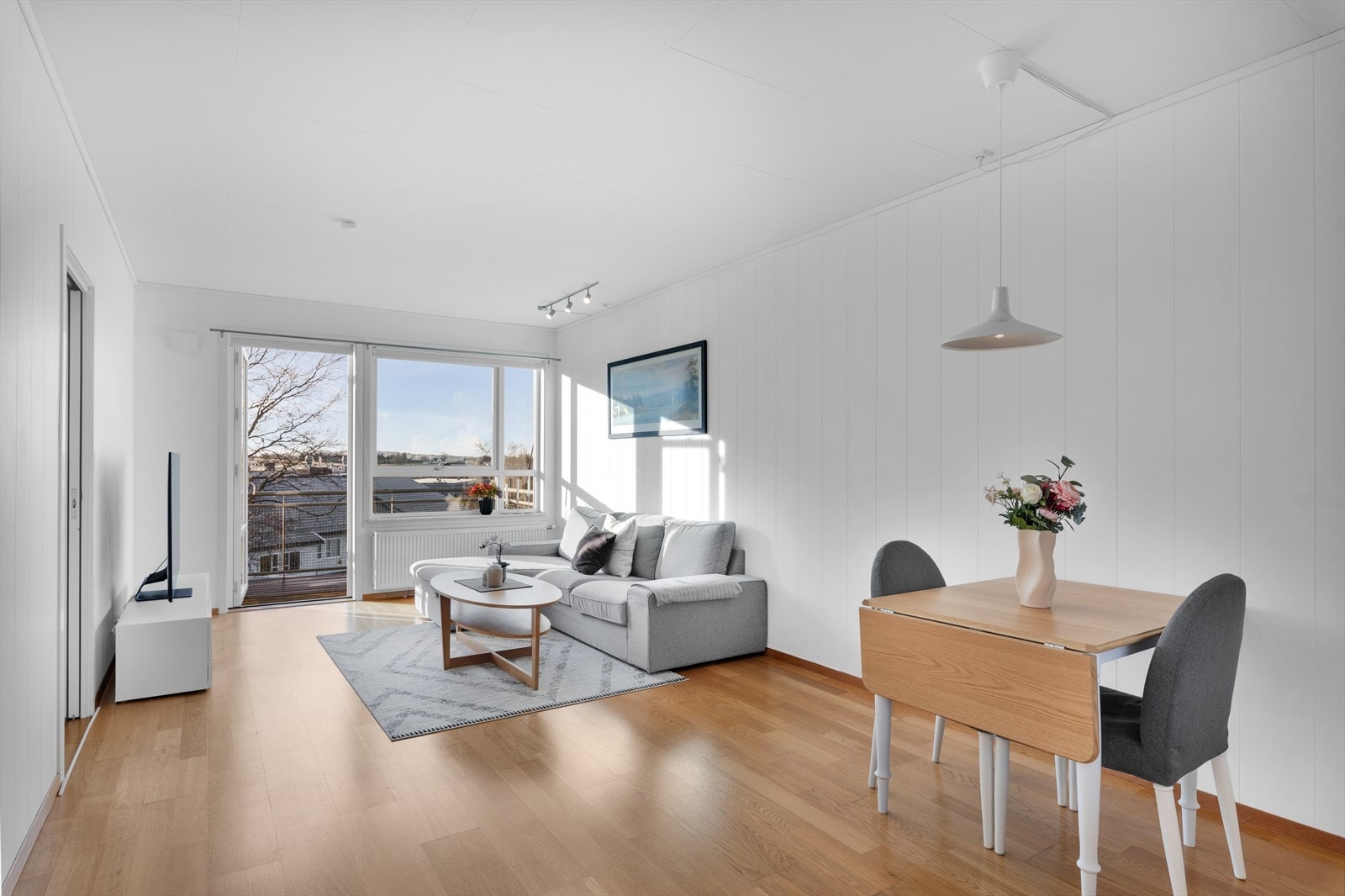 Stue - parkett på gulv og lysmalte flater Galleribilde