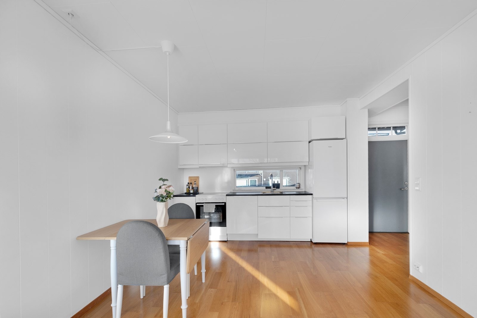 Kjøkken - god plass til spisebord Galleribilde