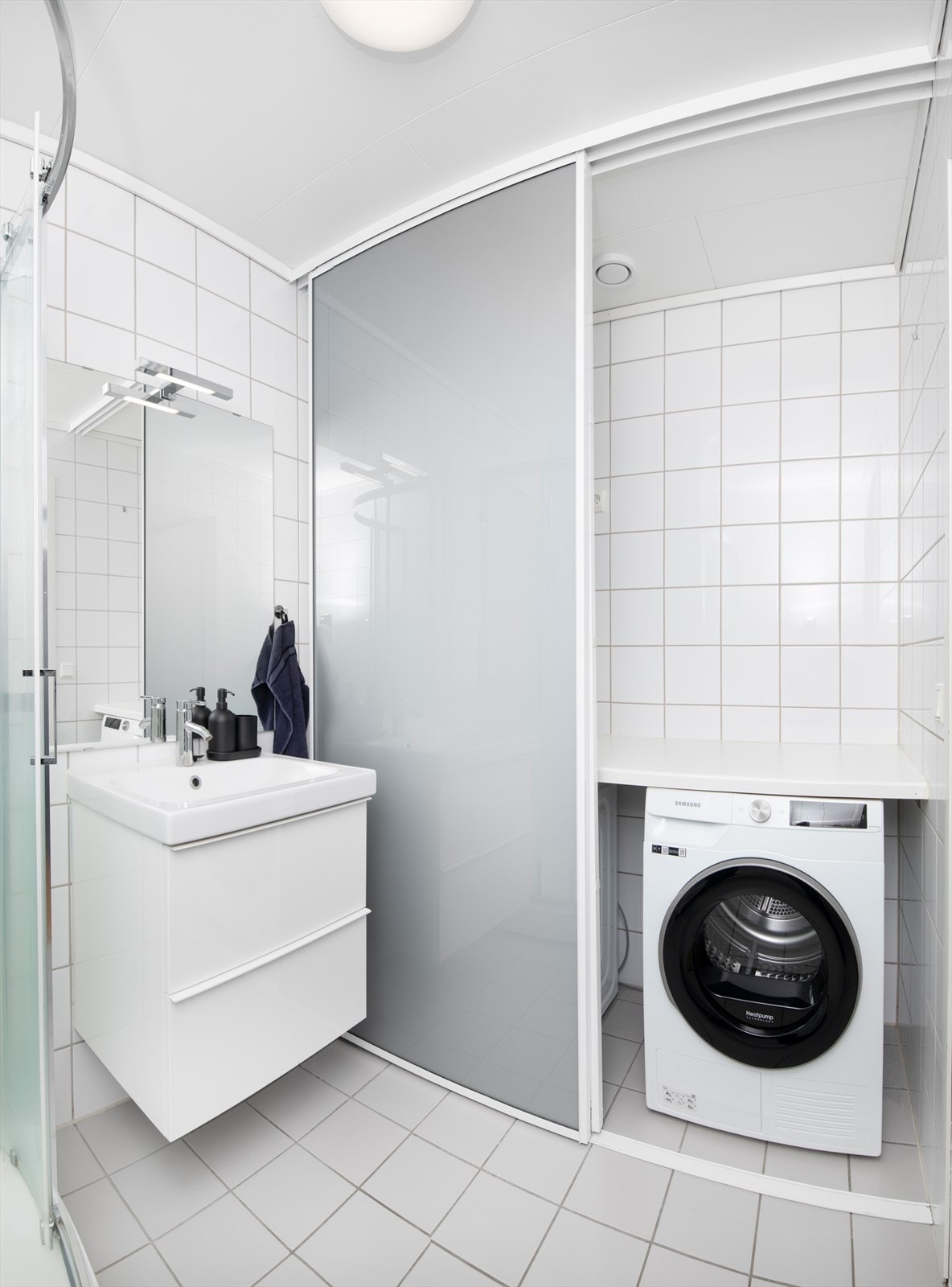 Bad - praktisk nisje til vaskemaskin/tørketrommel Galleribilde